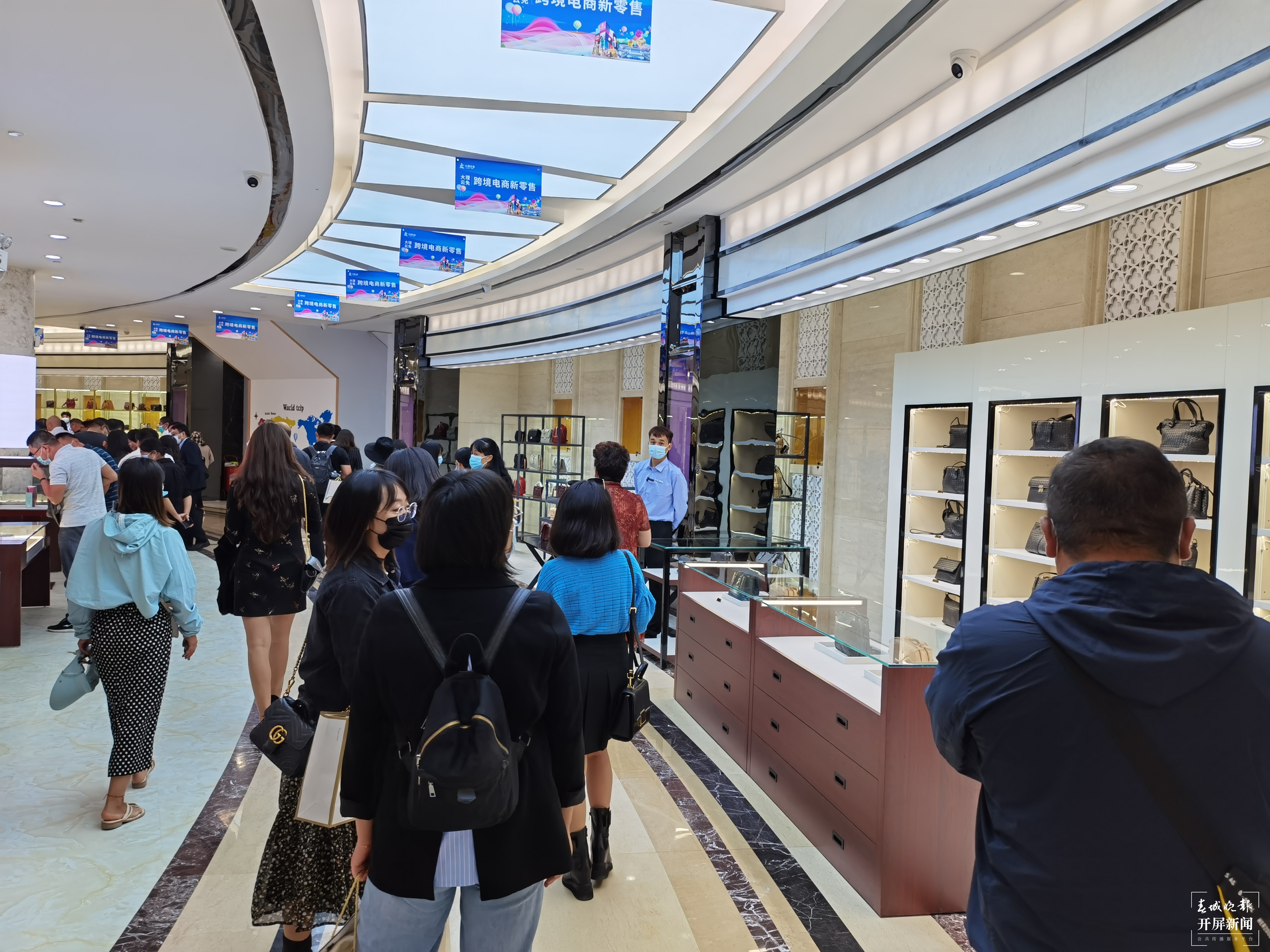 去大理买国际大牌！“消费+旅游”将成大理城市新定位（春城晚报 开屏新闻记者 刘文波 摄）