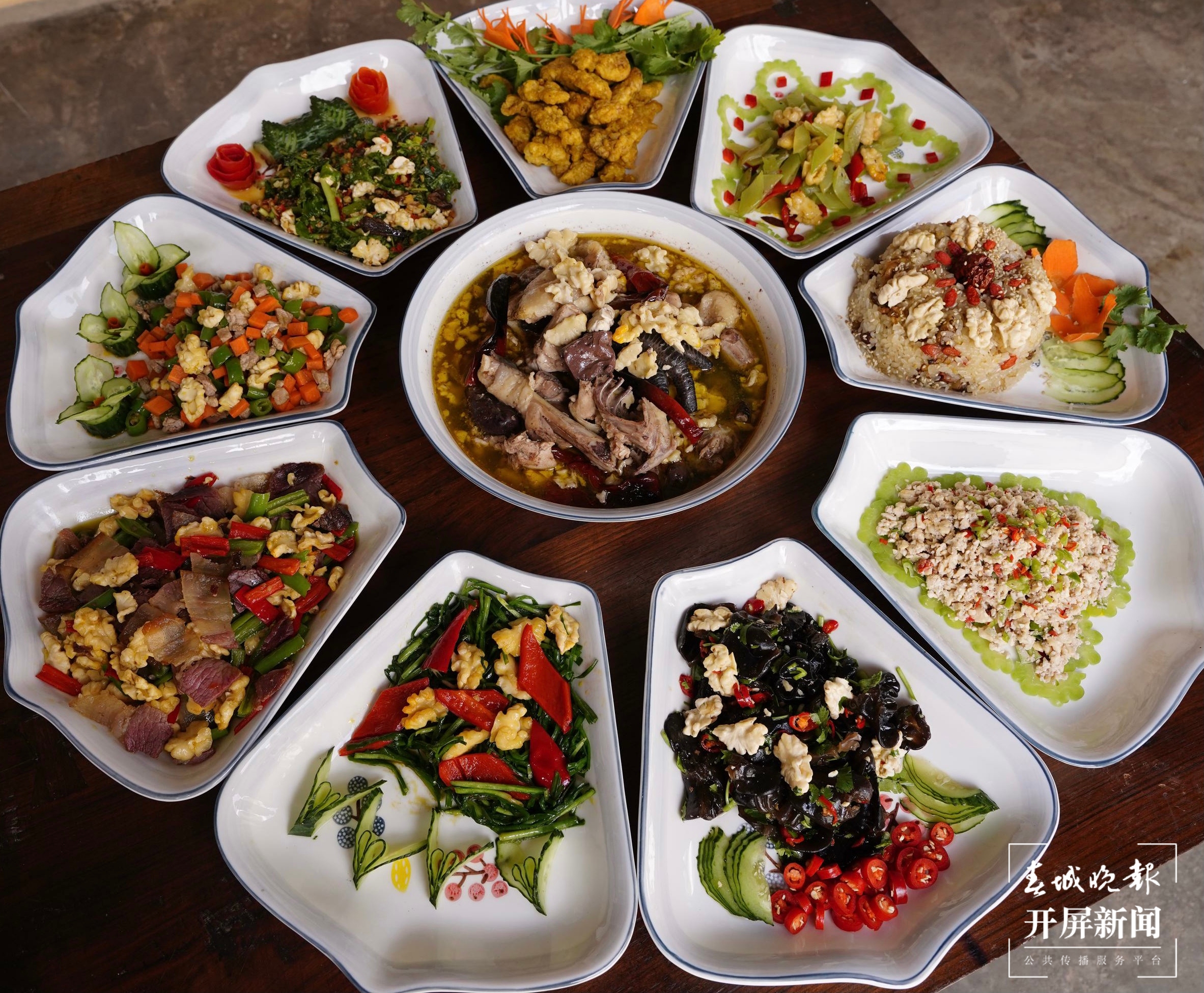 泡温泉、品美食、喝古树茶！这个“十一”，欢迎来昌宁置养身心！（春城晚报-开屏新闻记者 崔敏 通讯员 熊润梅 吴再忠 摄）