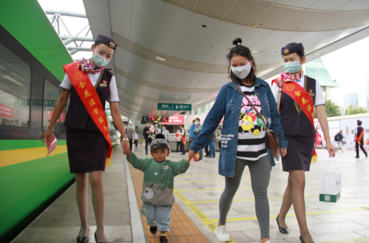 国庆首日 云南铁路预计发送旅客34万人次（供图）