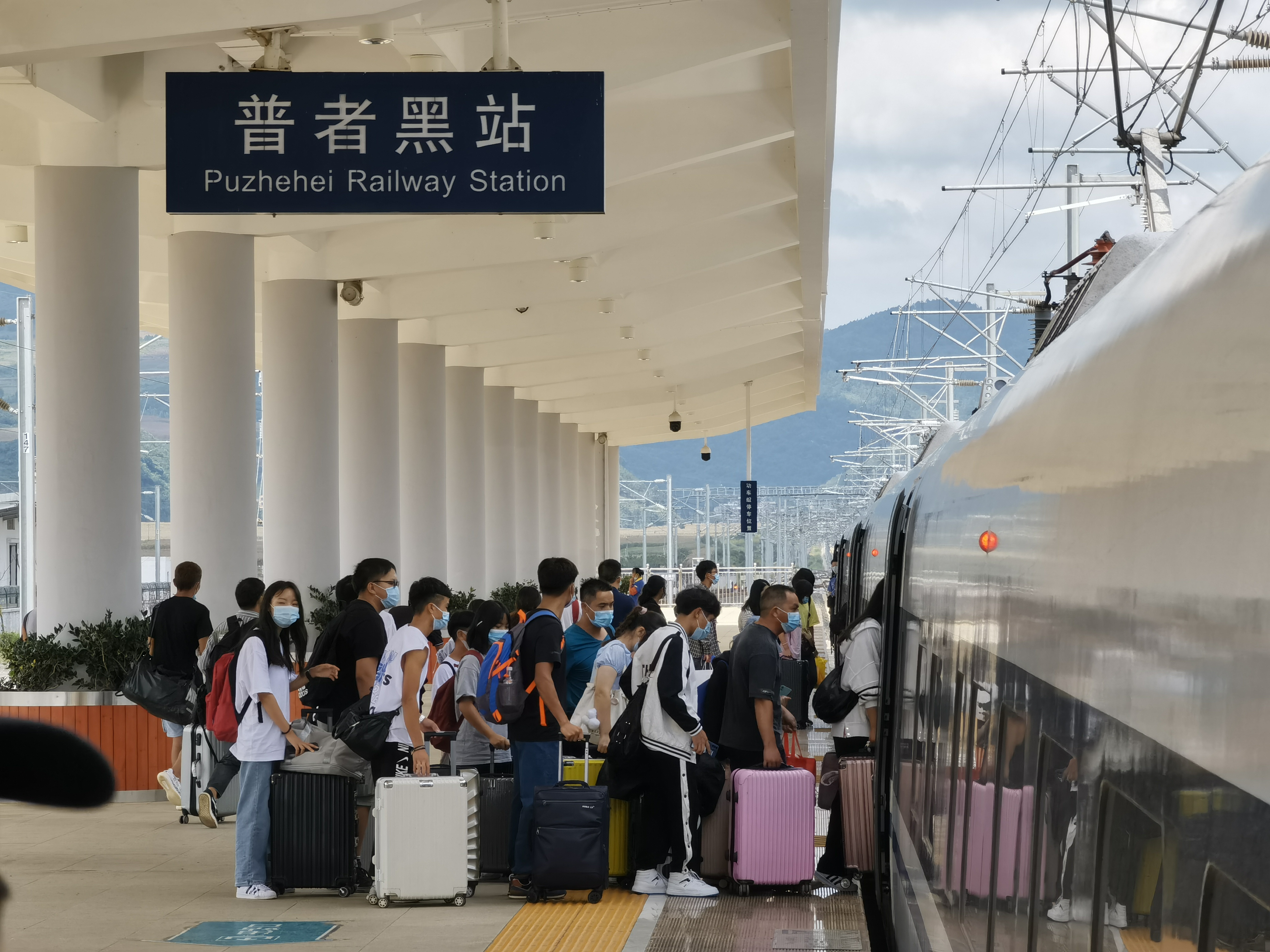 云南铁路迎来返程高峰 开行列车202.5对（孙江荭  通讯员 胡芃 梁颖 刘昊亮 周凌燕 林蓉 石佳 摄影报道）