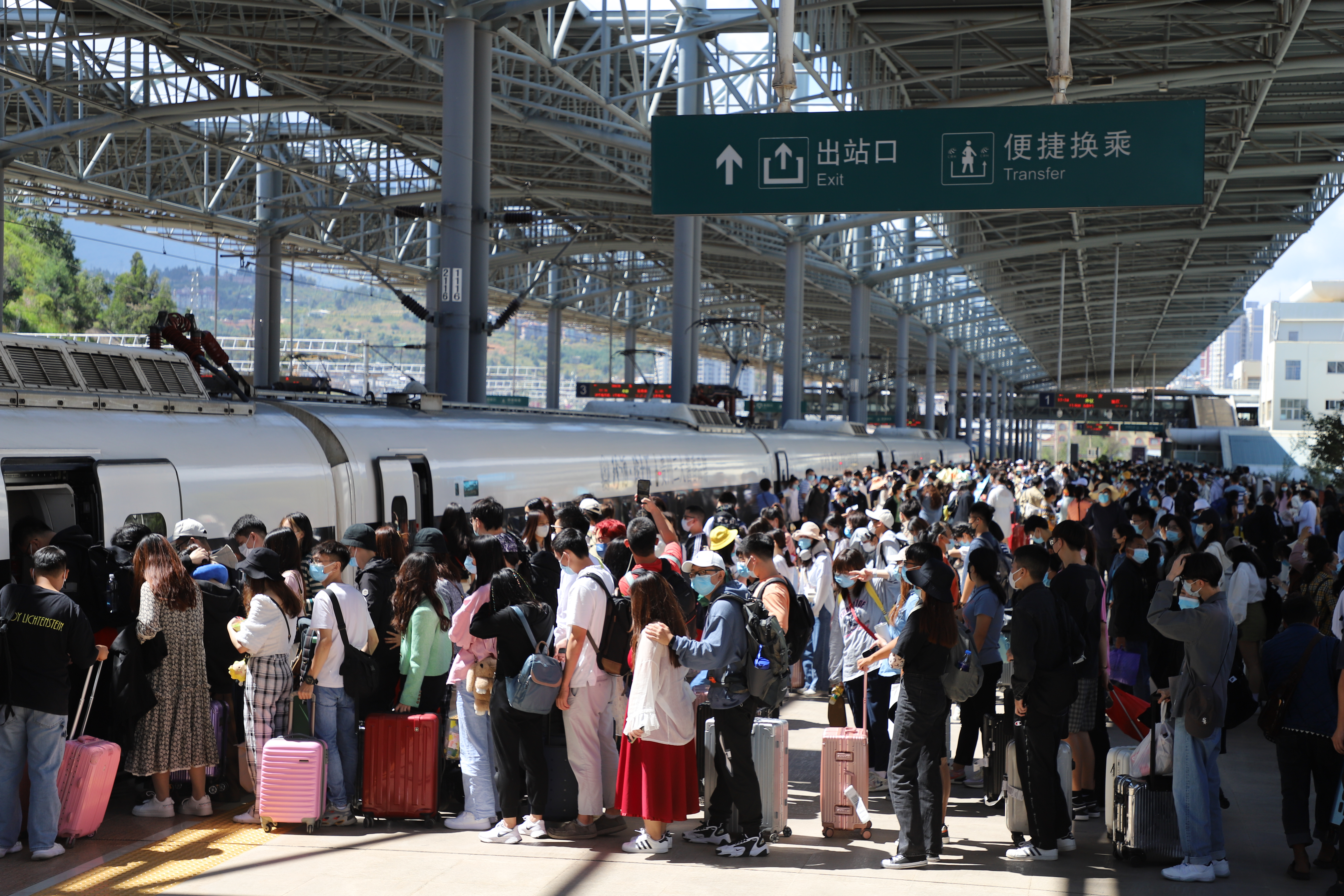 云南铁路迎来返程高峰 开行列车202.5对（孙江荭  通讯员 胡芃 梁颖 刘昊亮 周凌燕 林蓉 石佳 摄影报道）