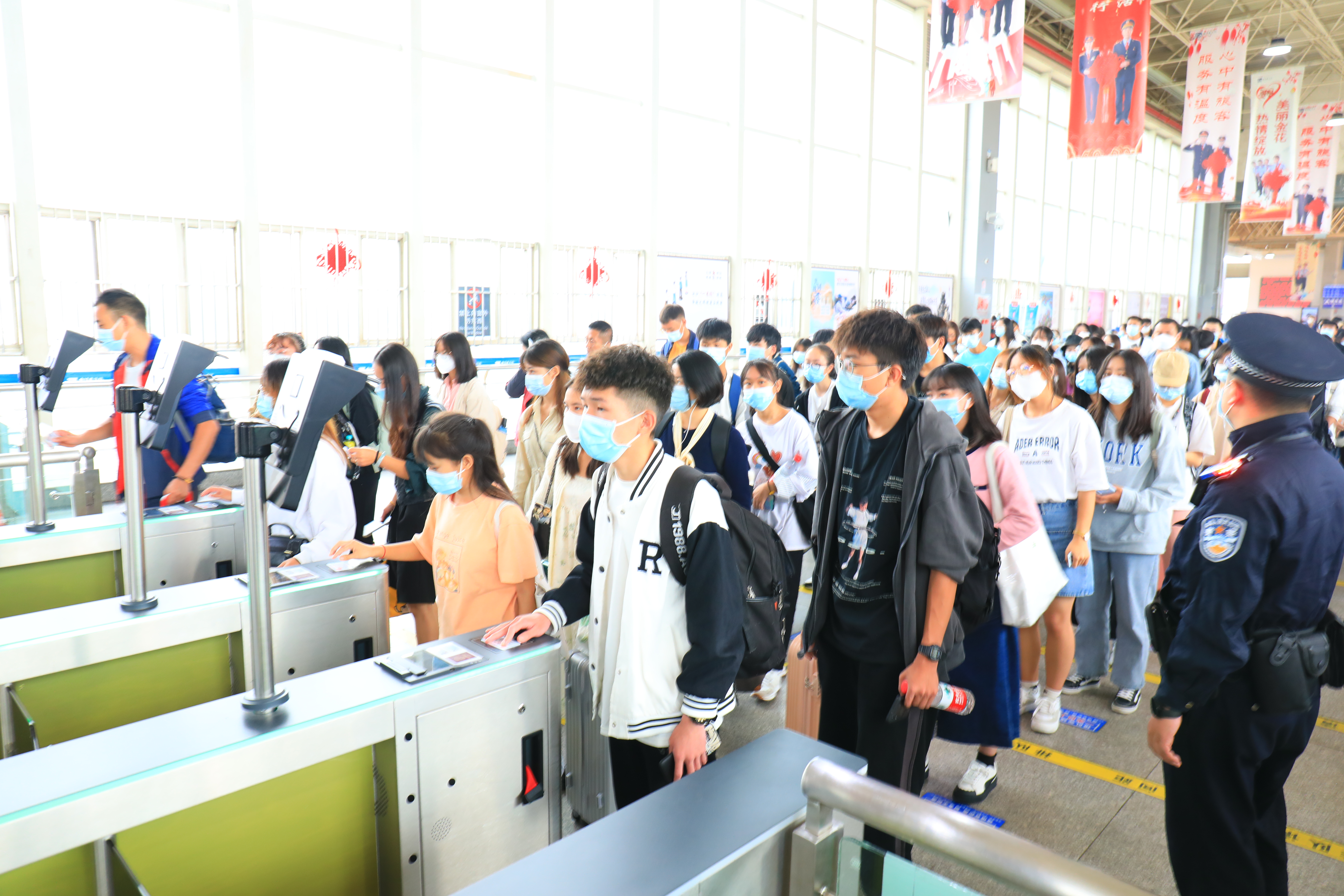 云南铁路迎来返程高峰 开行列车202.5对（孙江荭  通讯员 胡芃 梁颖 刘昊亮 周凌燕 林蓉 石佳 摄影报道）