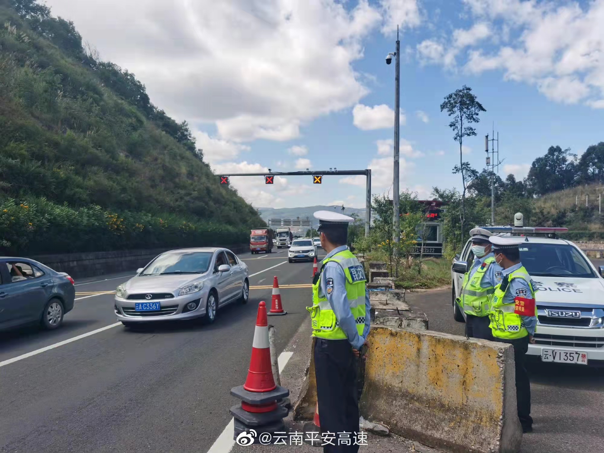 昆石高速昆明至石林方向清水沟路段追尾事故处置完毕