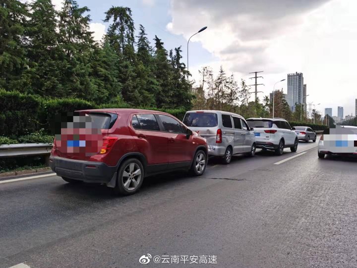 昆曲高速公路昆明方向K2145（易隆隧道）发生多起起交通事故