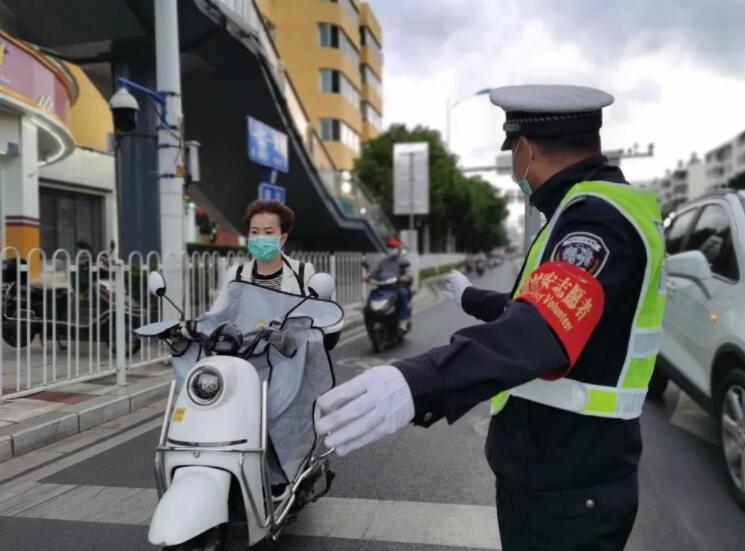 昆明交警（春城晚报-开屏新闻记者 刘嘉 摄）