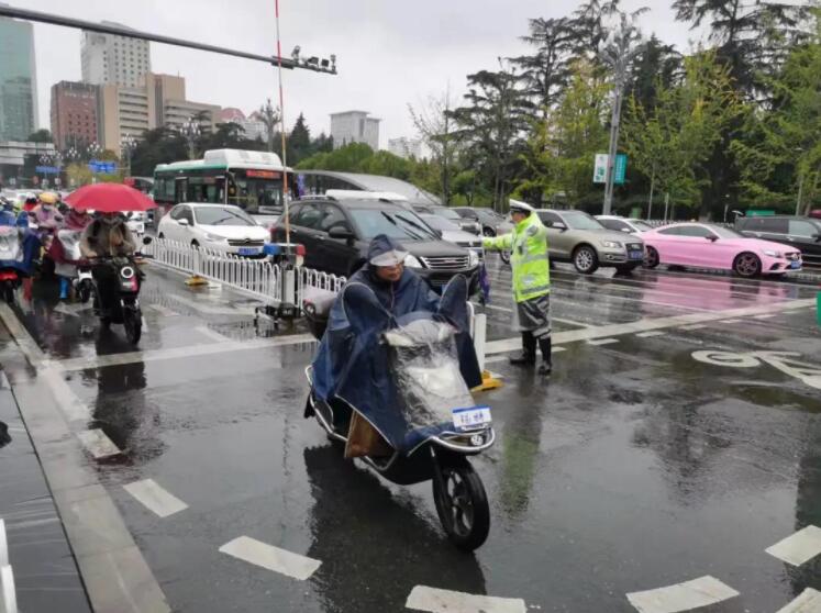 昆明交警（春城晚报-开屏新闻记者 刘嘉 摄）