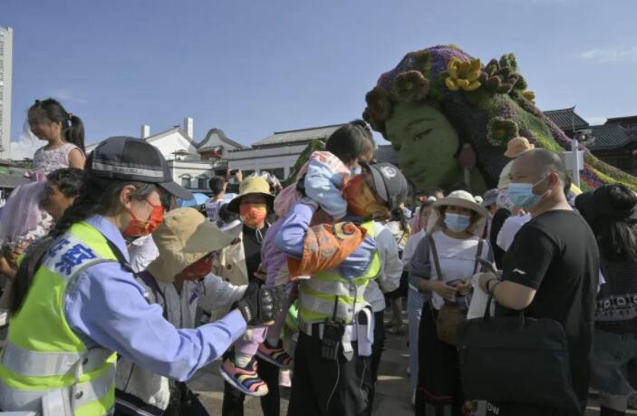 昆明交警（春城晚报-开屏新闻记者 刘嘉 摄）