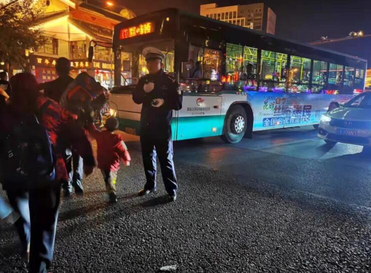 昆明交警（春城晚报-开屏新闻记者 刘嘉 摄）