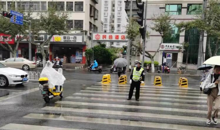 昆明交警（春城晚报-开屏新闻记者 刘嘉 摄）