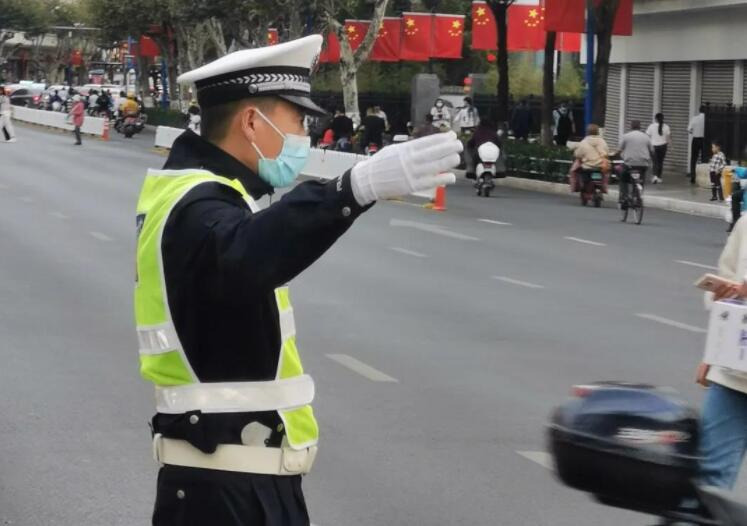 昆明交警（春城晚报-开屏新闻记者 刘嘉 摄）