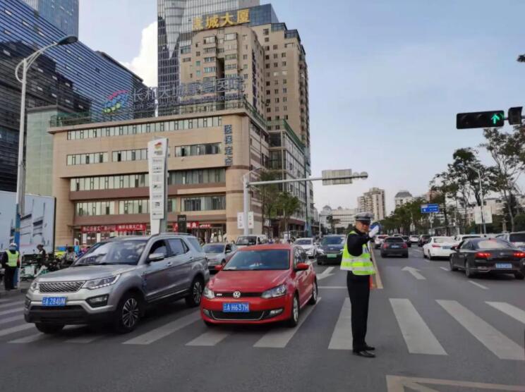 昆明交警（春城晚报-开屏新闻记者 刘嘉 摄）