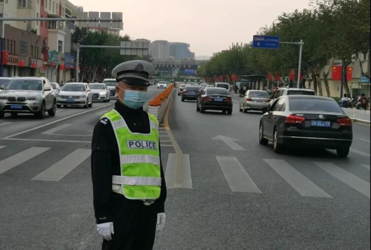 昆明交警（春城晚报-开屏新闻记者 刘嘉 摄）