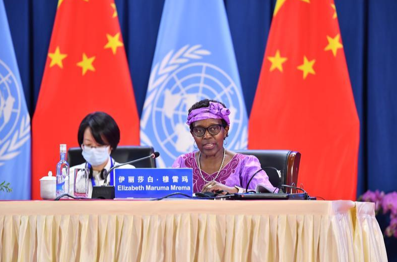 联合国《生物多样性公约》秘书处执行秘书伊丽莎白·穆雷玛在闭幕式上致辞。 新华社记者 李鑫 摄