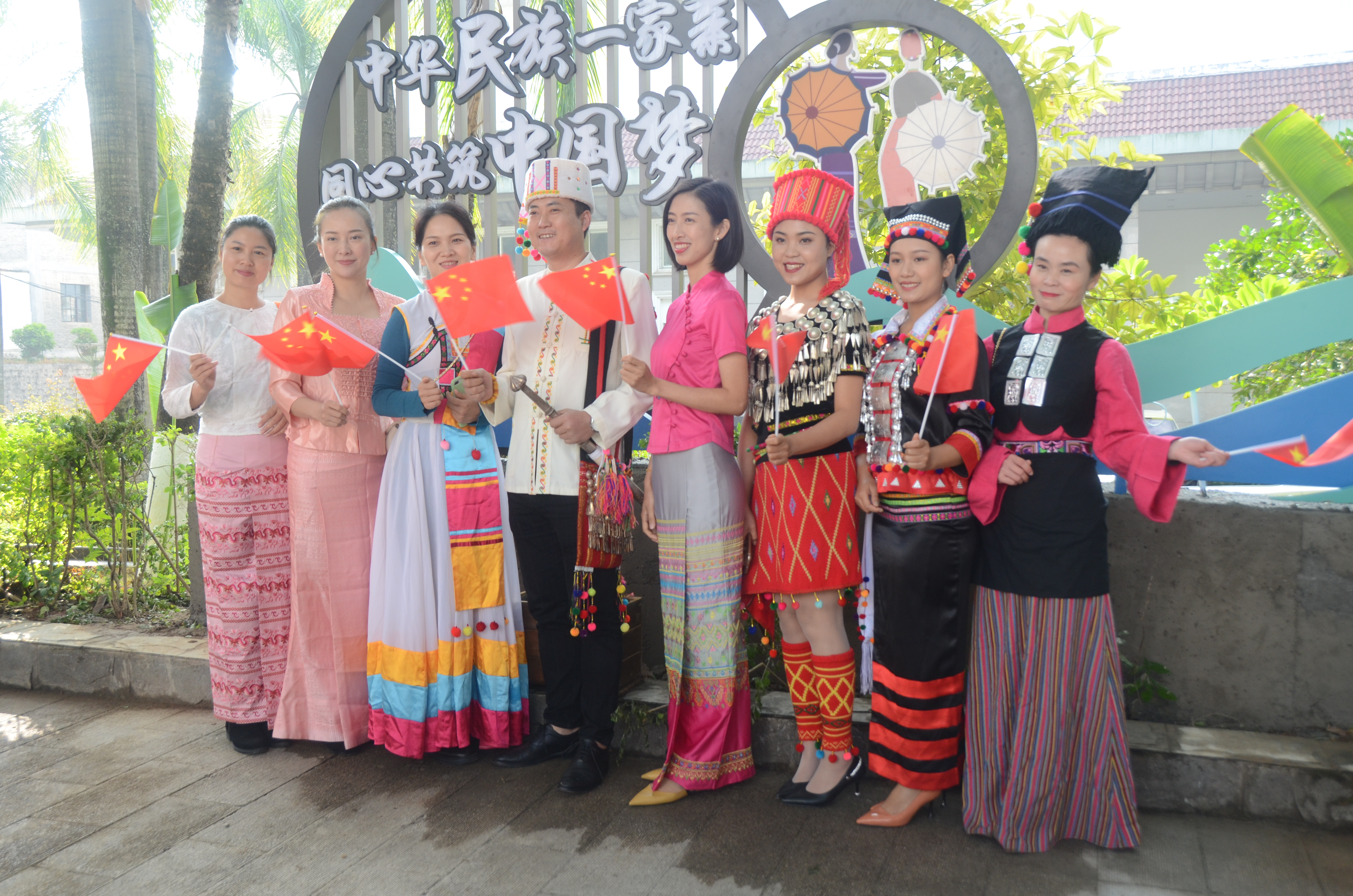 【民族团结进步看德宏】顶流： 德宏民族团结月绽光放彩