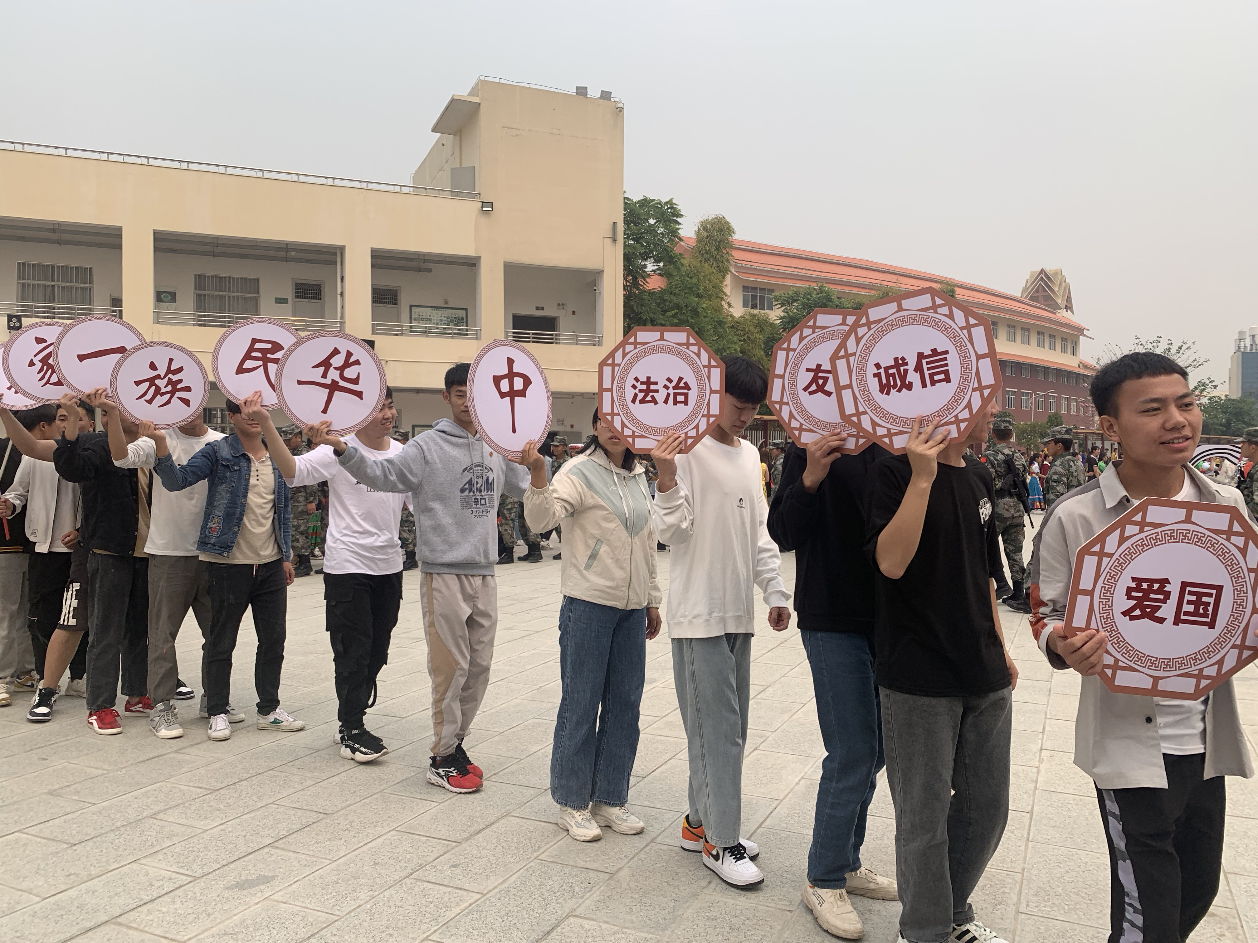 【民族团结进步看德宏】顶流： 德宏民族团结月绽光放彩