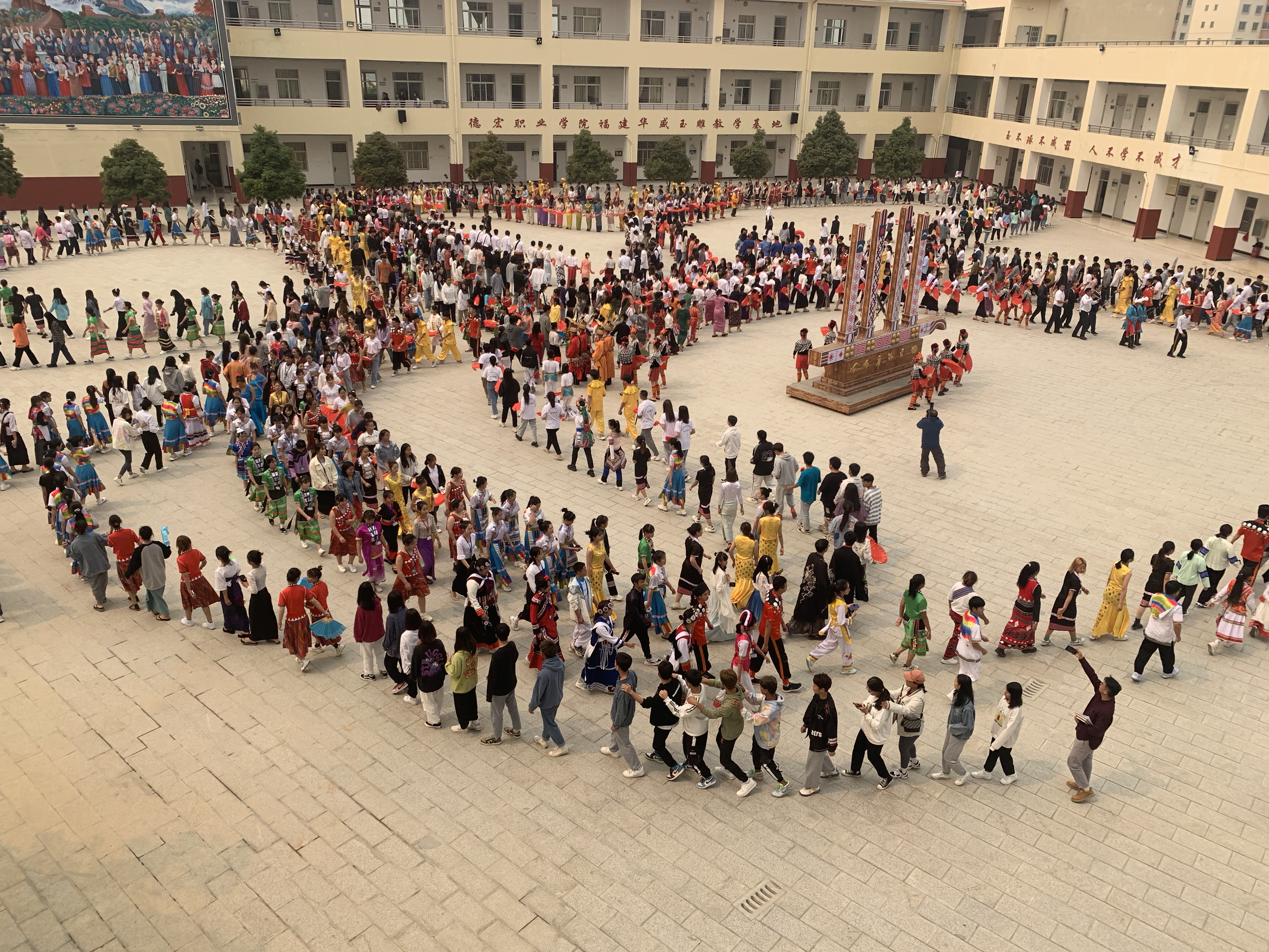 【民族团结进步看德宏】顶流： 德宏民族团结月绽光放彩