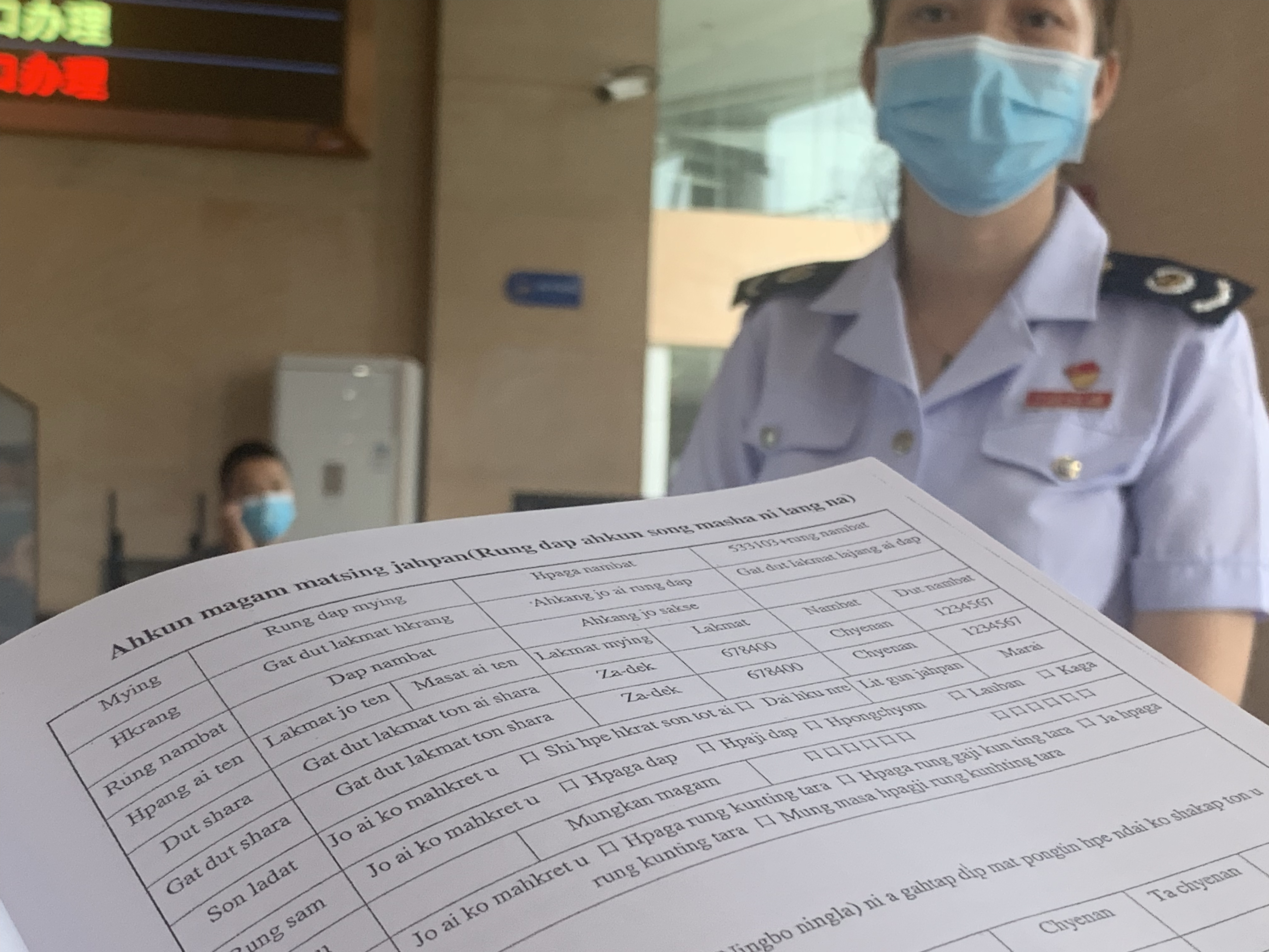 “蓝朋友”不见面 芒市税务与各族群众心连心4.jpg