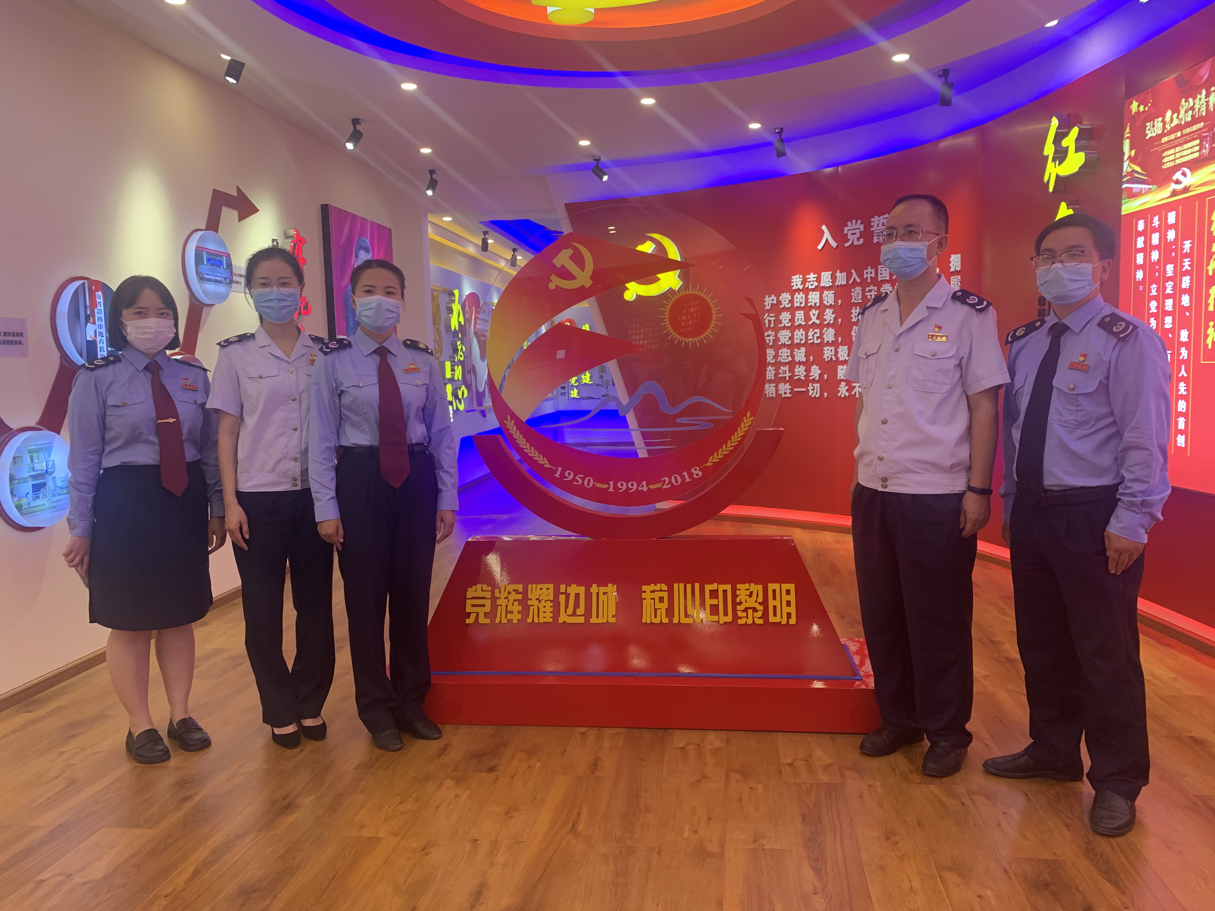 “蓝朋友”不见面 芒市税务与各族群众心连心7.jpg