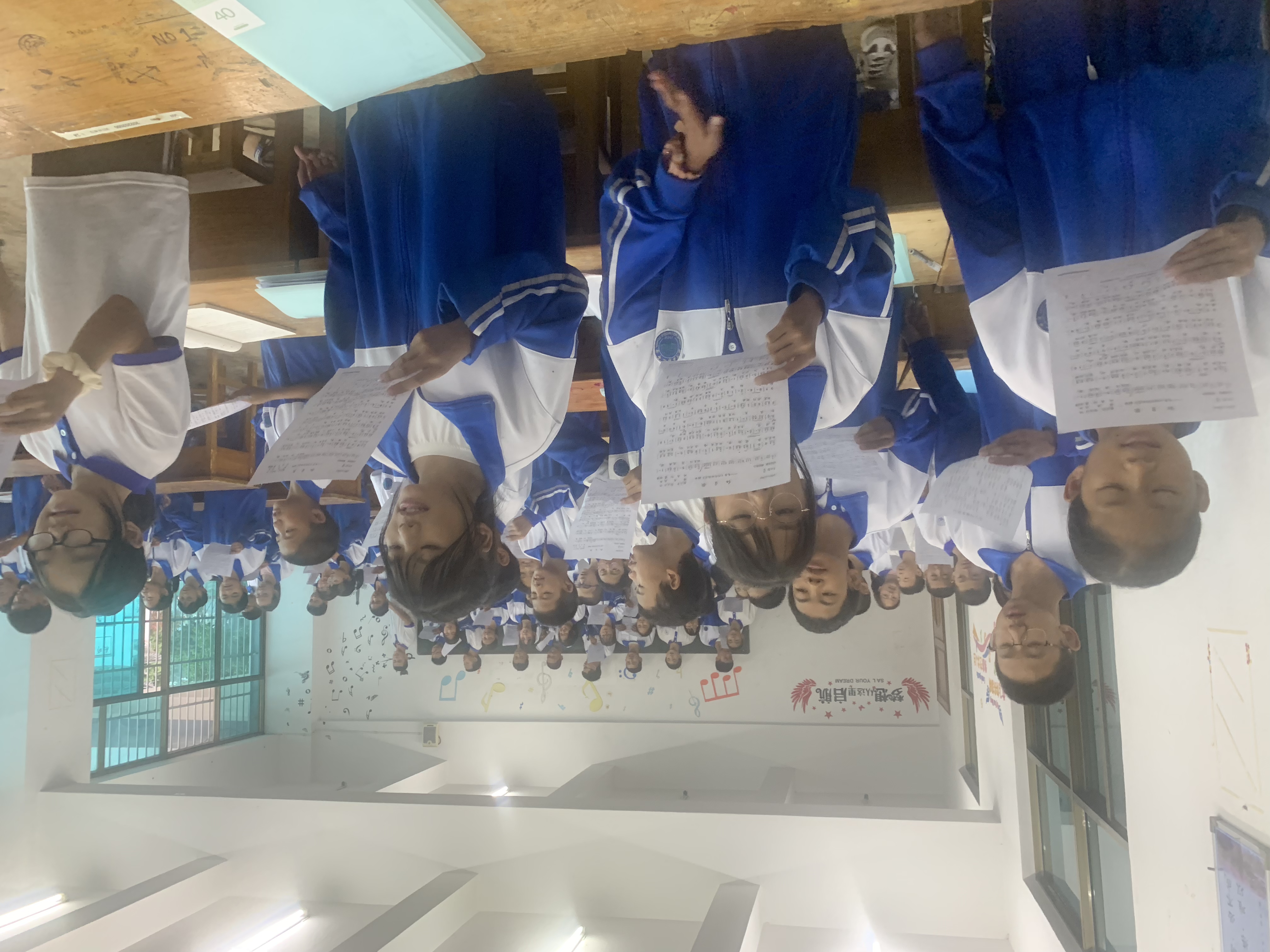 边疆教育上盛开的山茶花    1.jpg