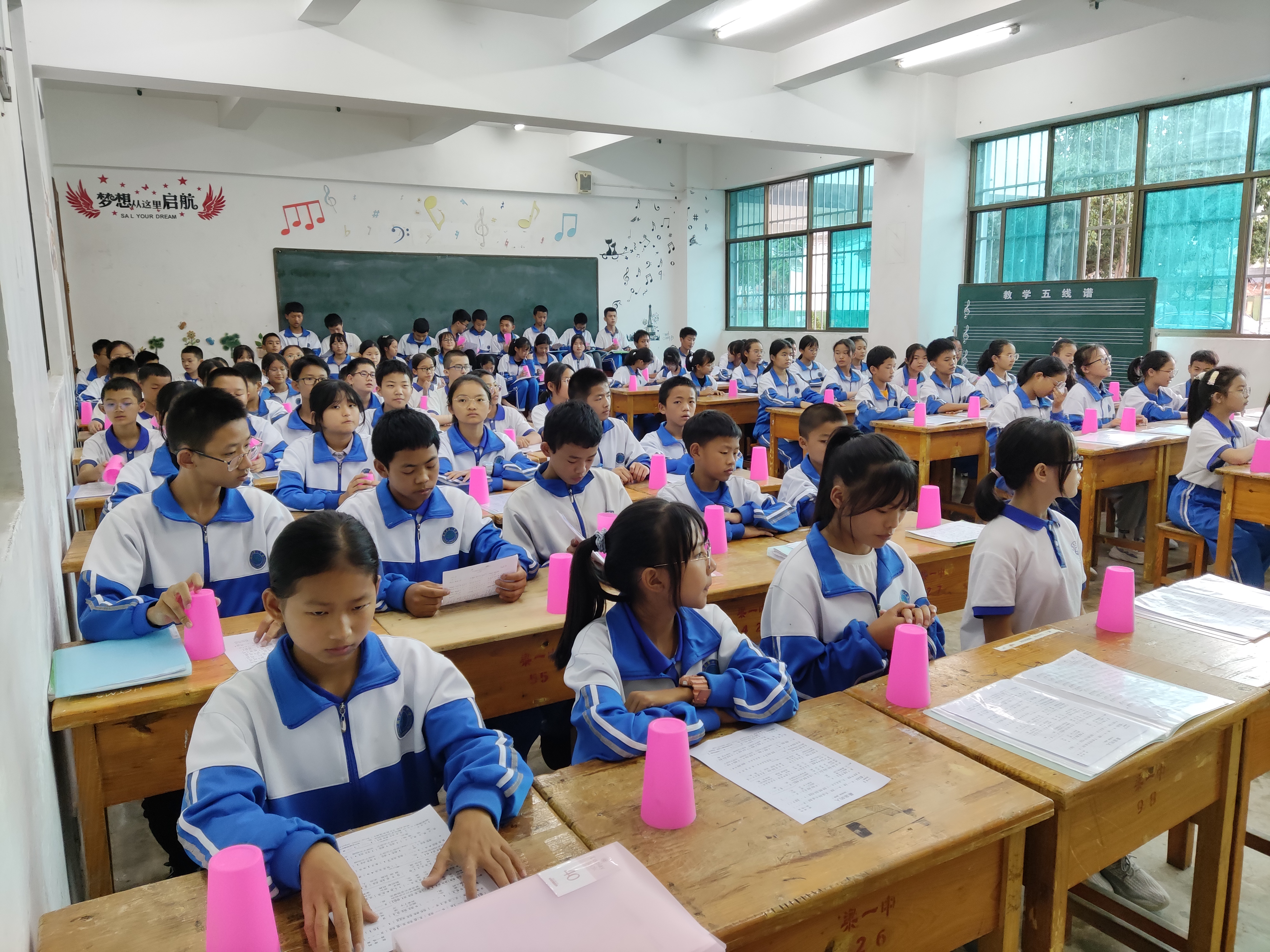 边疆教育上盛开的山茶花    4.jpg