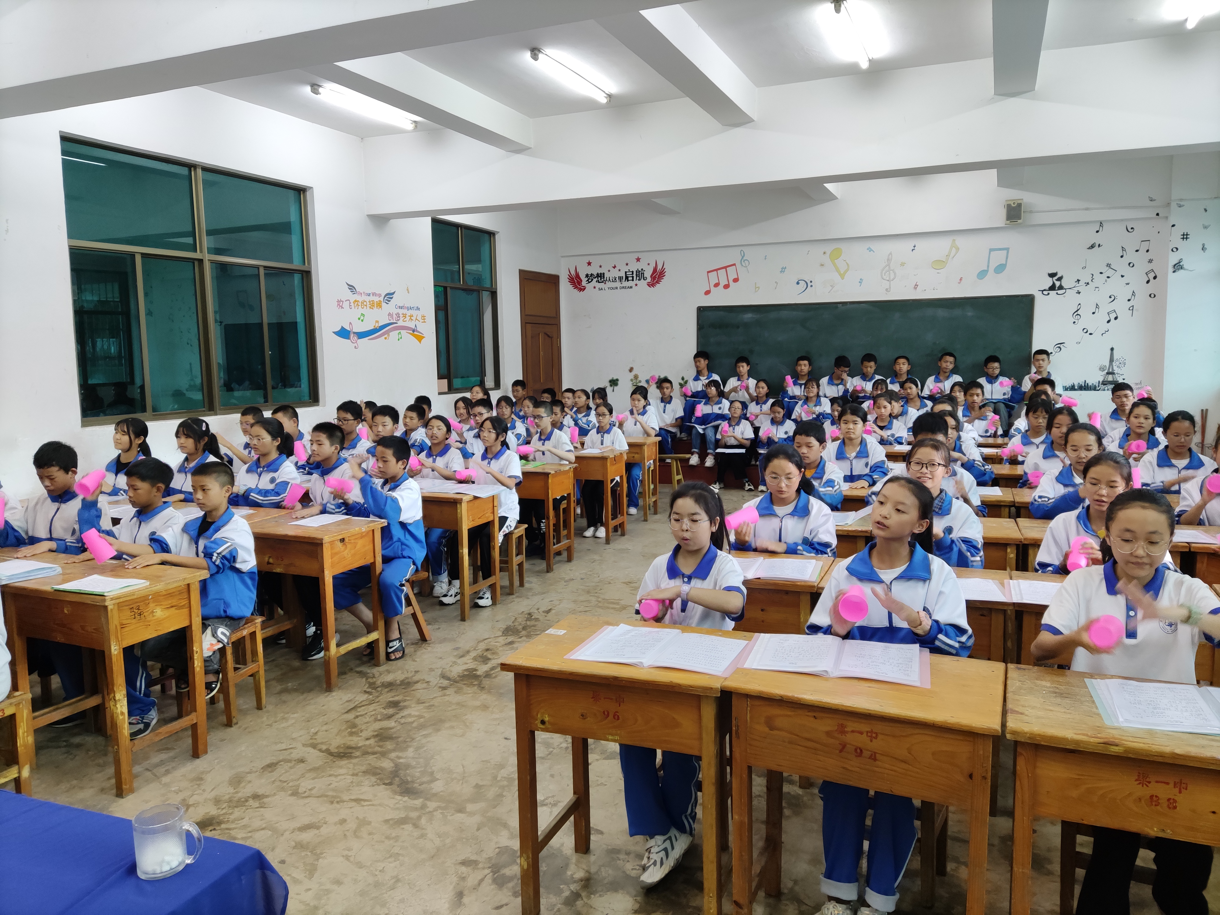 边疆教育上盛开的山茶花    5.jpg