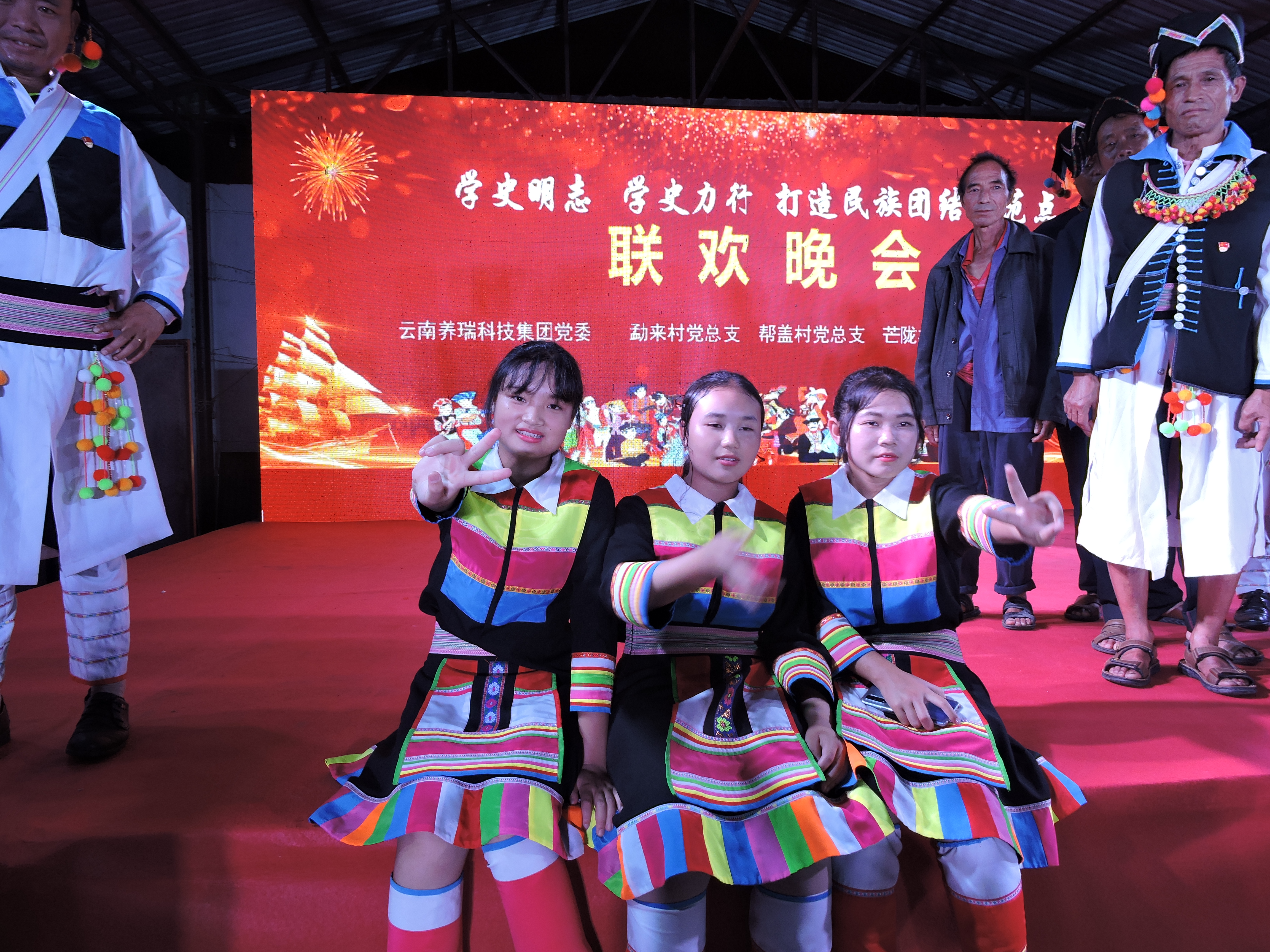 梁河县遮岛镇和谐社区：各民族携手共奔致富路 1.jpg