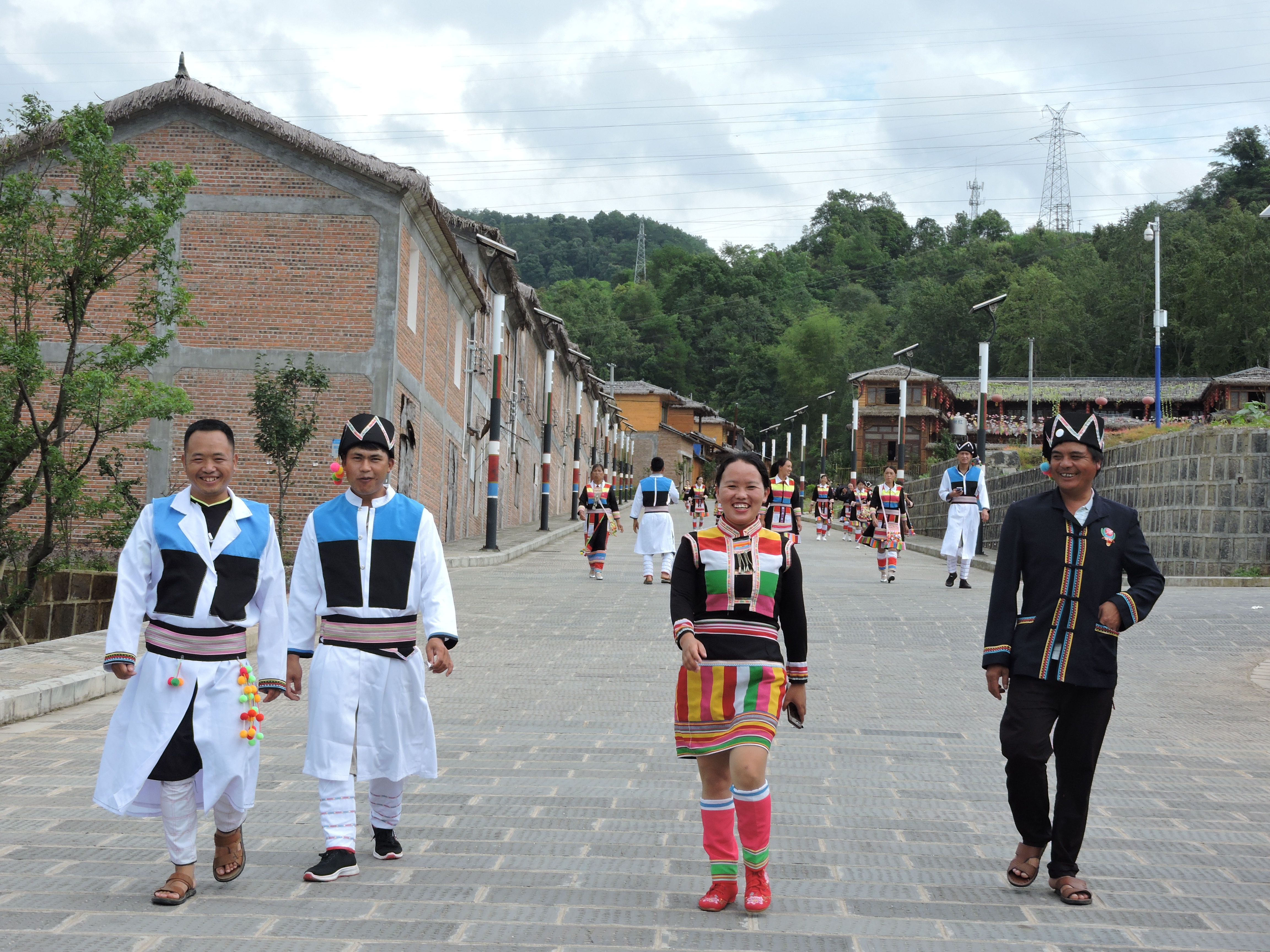 梁河县遮岛镇和谐社区：各民族携手共奔致富路 2.jpg