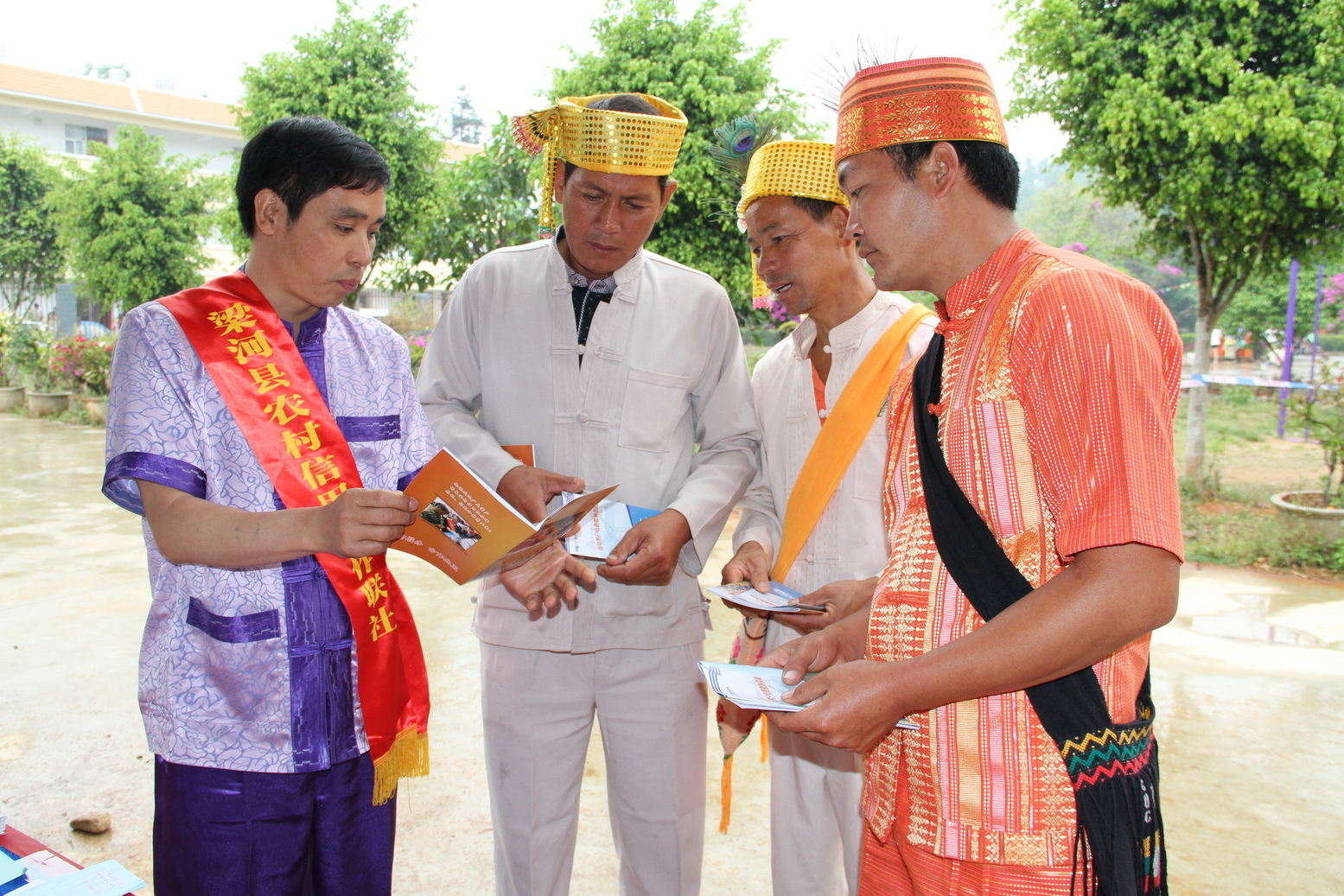 【民族团结进步看德宏】梁河县农商行：各族同胞繁荣发展的金融“助力器”