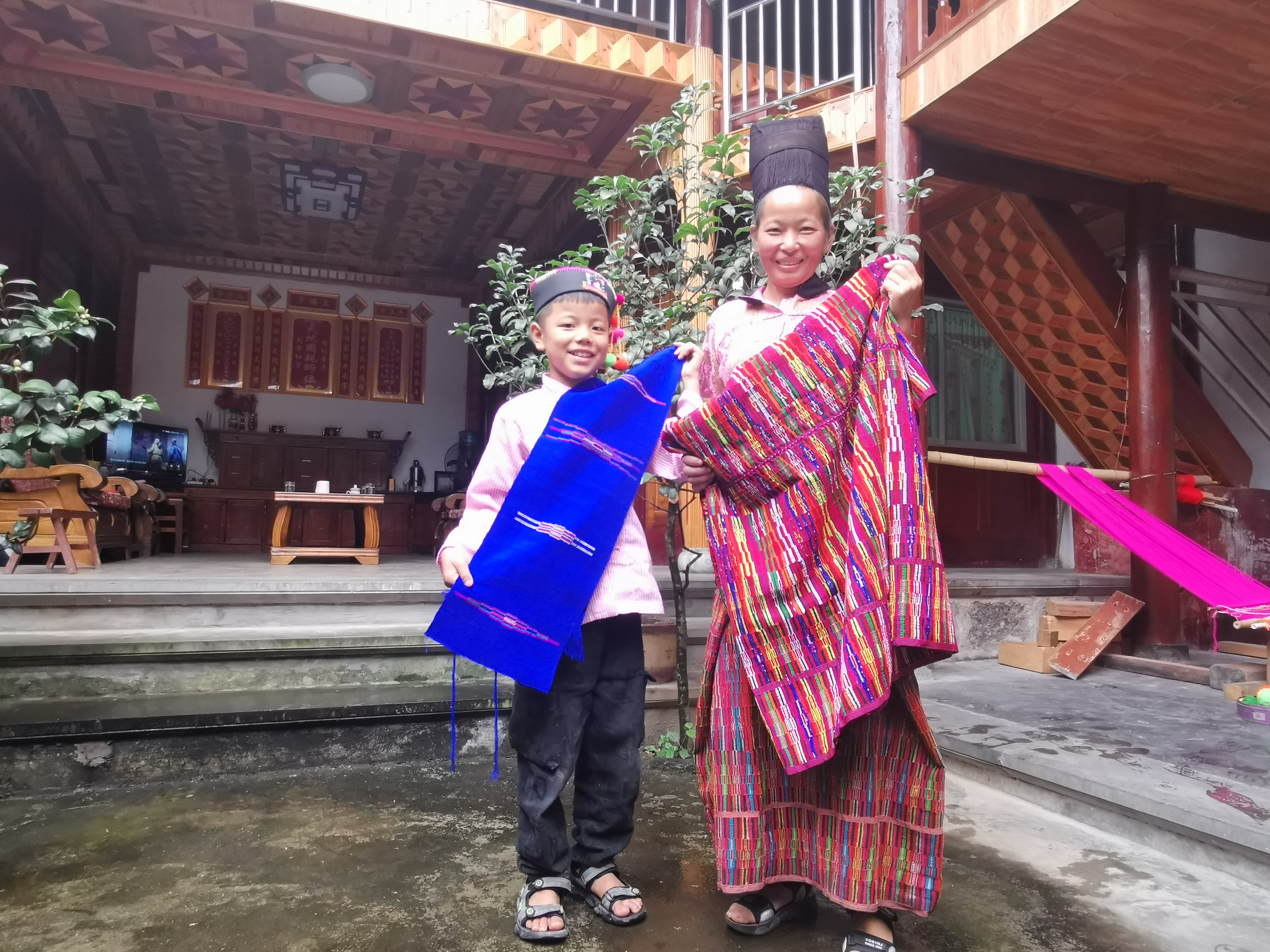 【民族团结进步看德宏】梁河九保：传承民族文化 祖孙两代的阿昌族织锦情