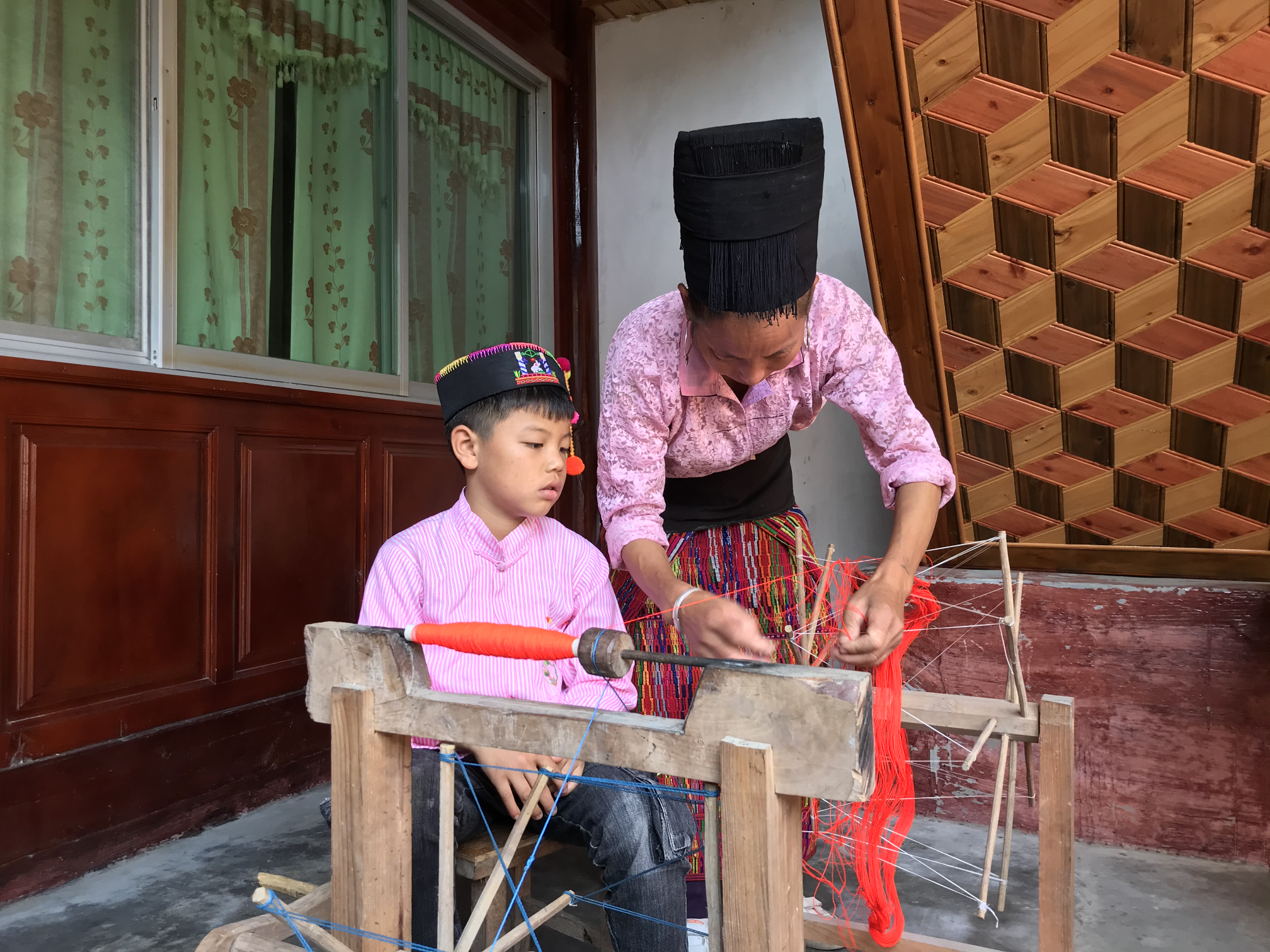 【民族团结进步看德宏】梁河九保：传承民族文化 祖孙两代的阿昌族织锦情