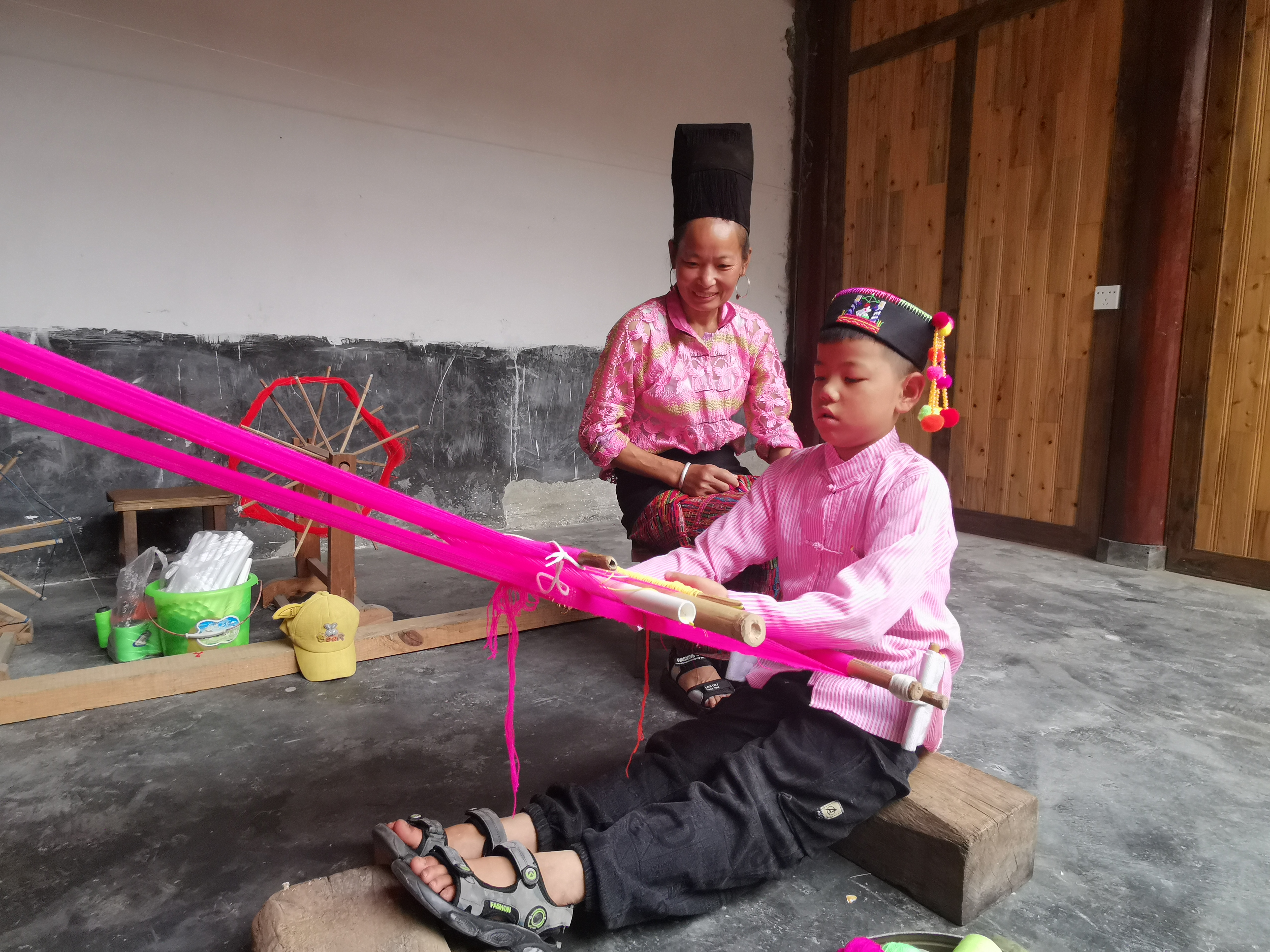 【民族团结进步看德宏】梁河九保：传承民族文化 祖孙两代的阿昌族织锦情