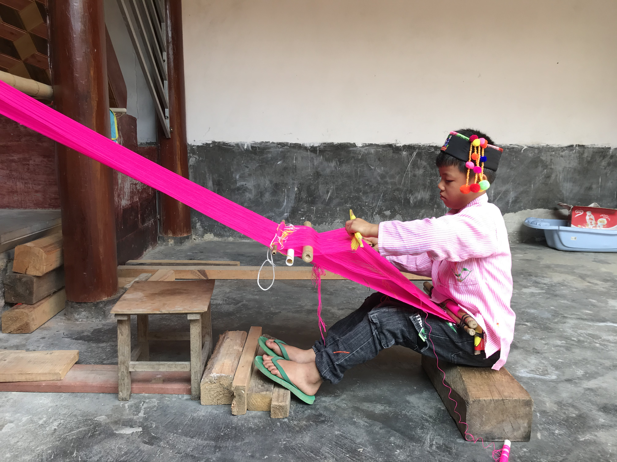 【民族团结进步看德宏】梁河九保：传承民族文化 祖孙两代的阿昌族织锦情