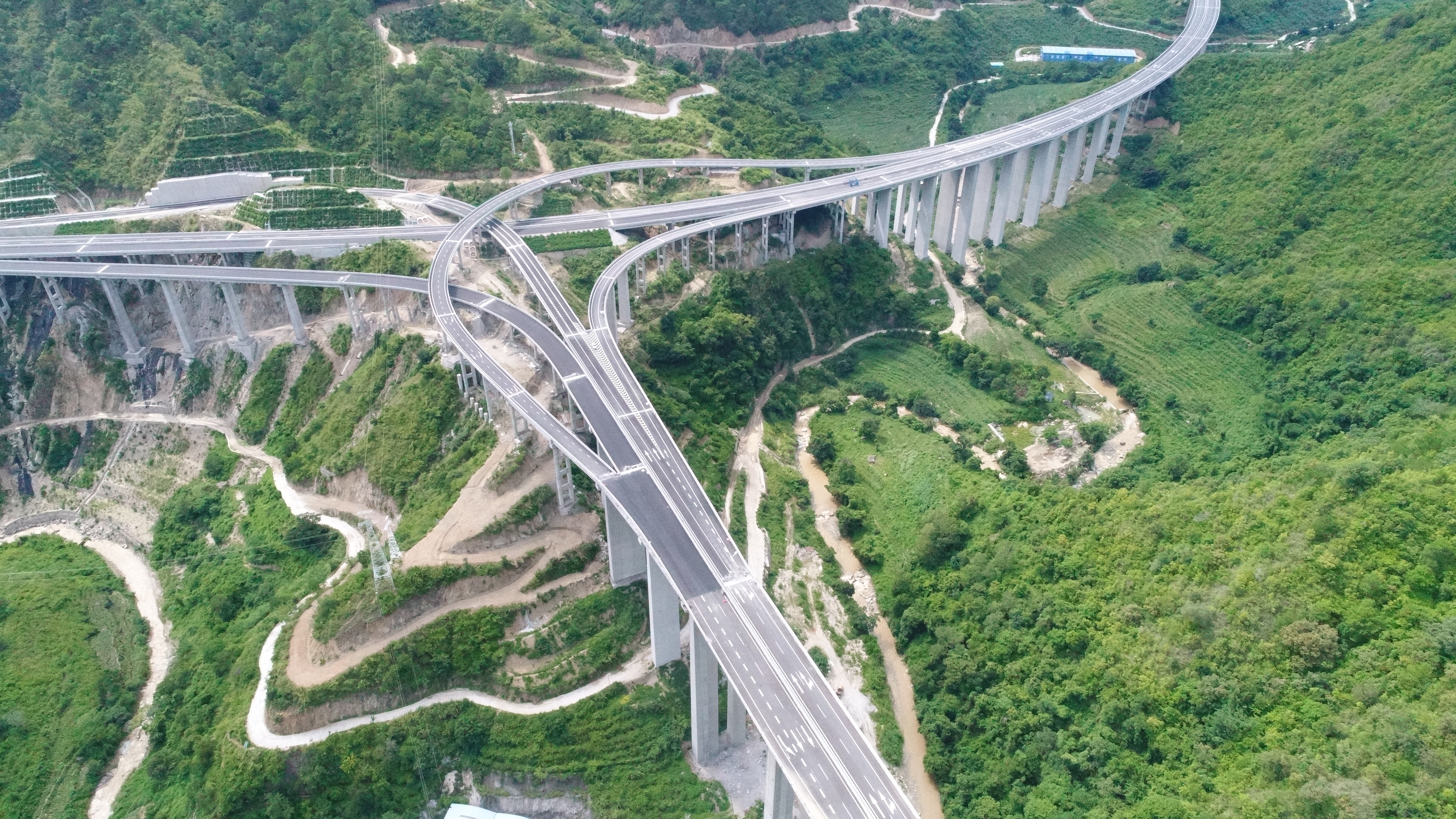 个旧：路畅产业兴 生活大不同3.jpg