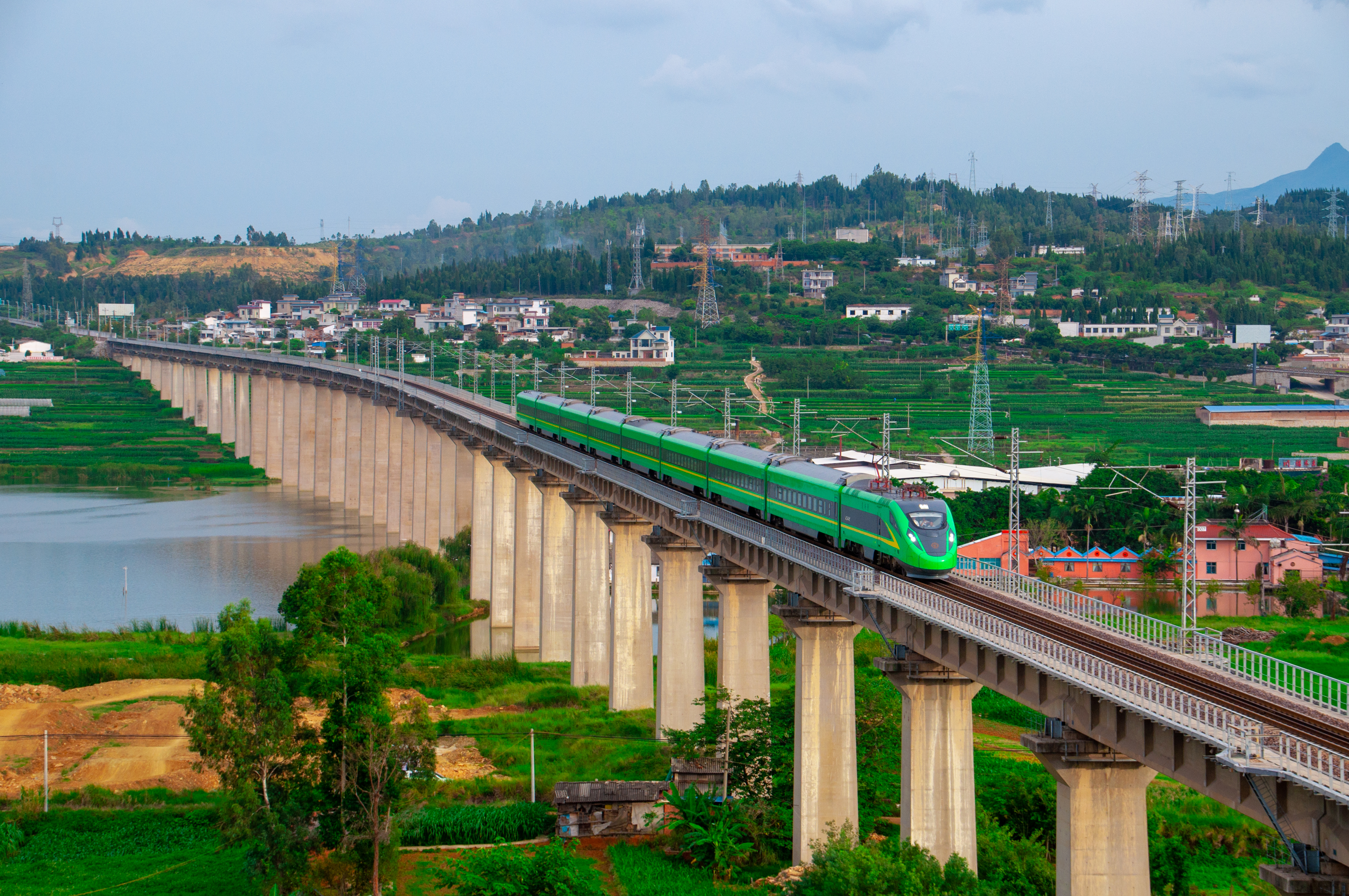 个旧：路畅产业兴 生活大不同2.jpg