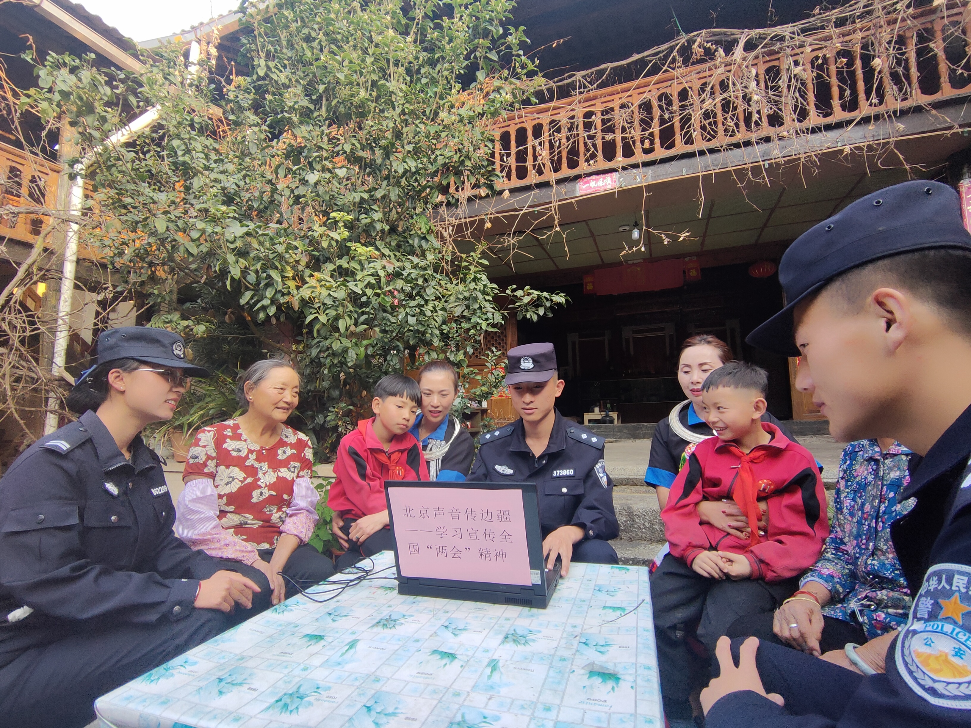 【民族团结看德宏】坪山中寨：党建引领乡村振兴路 民族团结开出幸福花