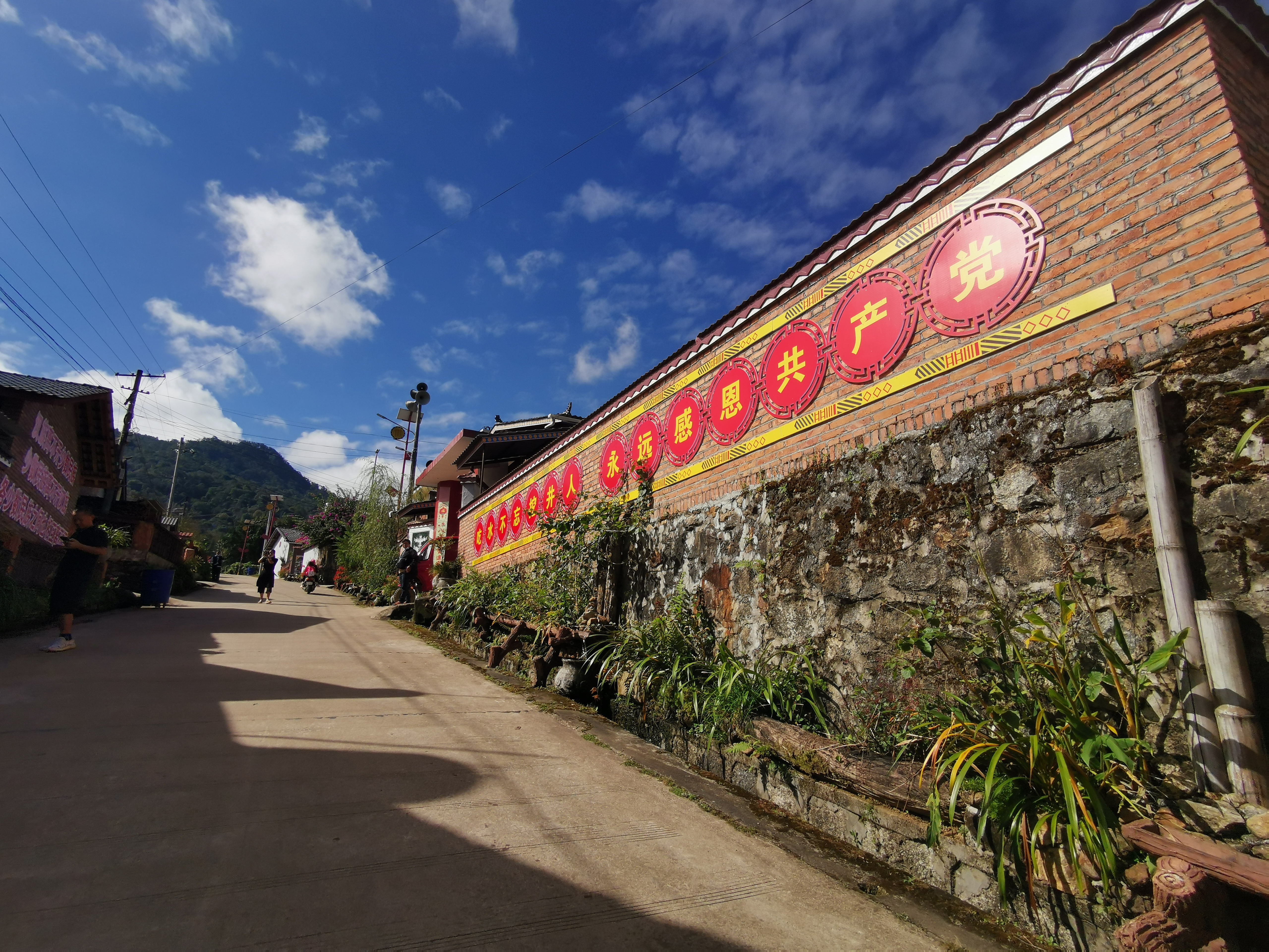 【民族团结看德宏】坪山中寨：党建引领乡村振兴路 民族团结开出幸福花