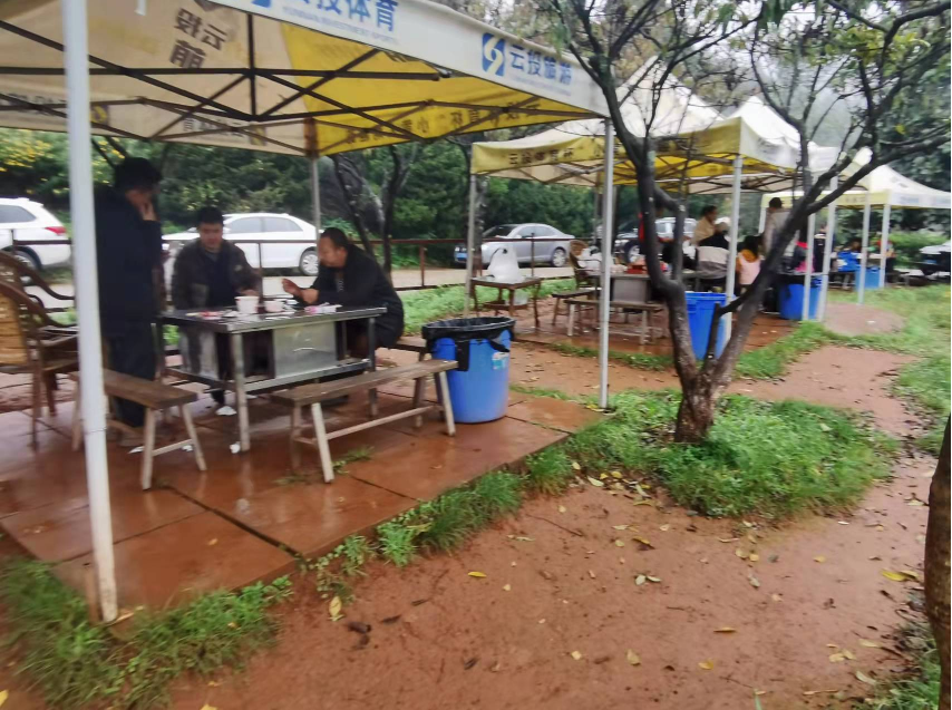 公园烧烤让昆明美丽的环境很受伤