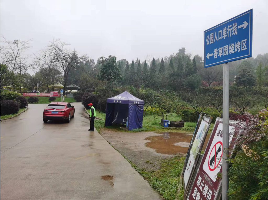 公园烧烤让昆明美丽的环境很受伤