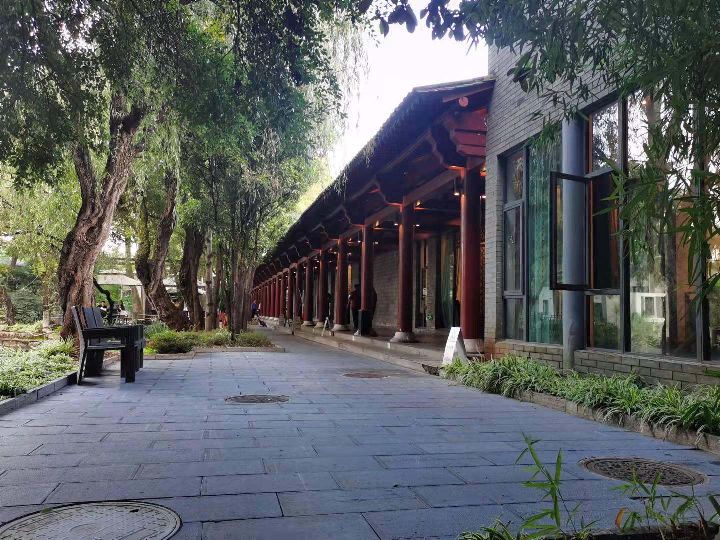 开屏观察｜大型餐厅露天烧烤藏身西华园！市民：休闲公园变了“味”（开屏新闻记者夏体雷摄）