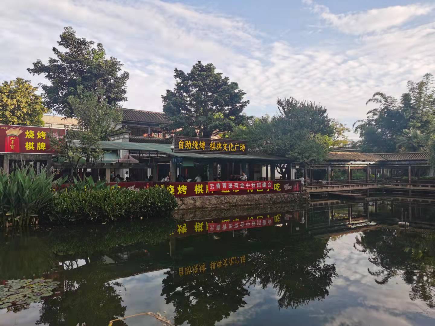 开屏观察｜大型餐厅露天烧烤藏身西华园！市民：休闲公园变了“味”（开屏新闻记者夏体雷摄）