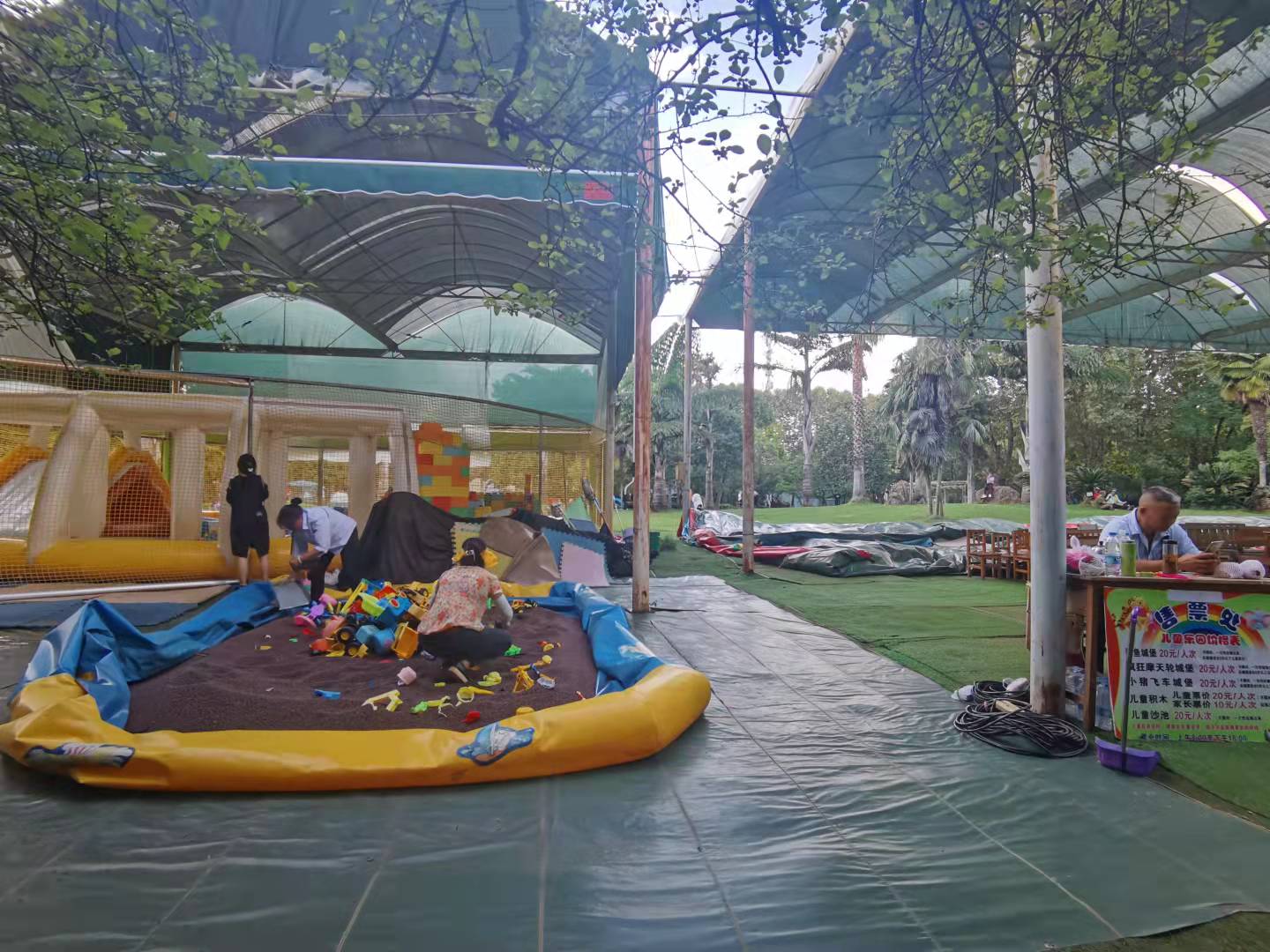 开屏观察｜大型餐厅露天烧烤藏身西华园！市民：休闲公园变了“味”（开屏新闻记者夏体雷摄）