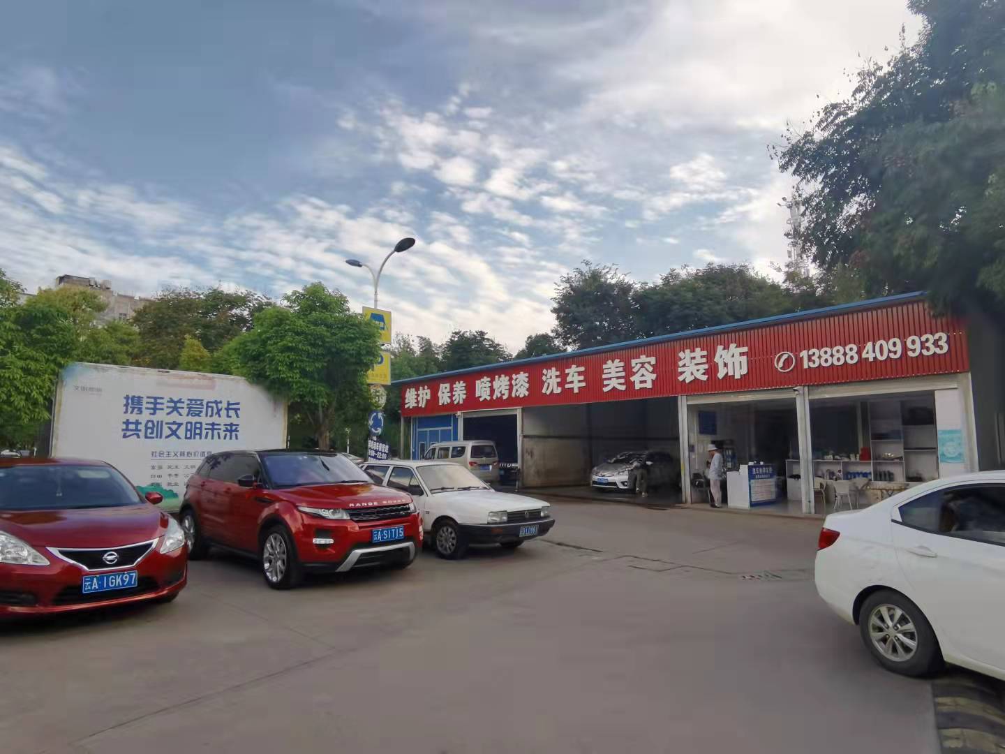 开屏观察｜大型餐厅露天烧烤藏身西华园！市民：休闲公园变了“味”（开屏新闻记者夏体雷摄）