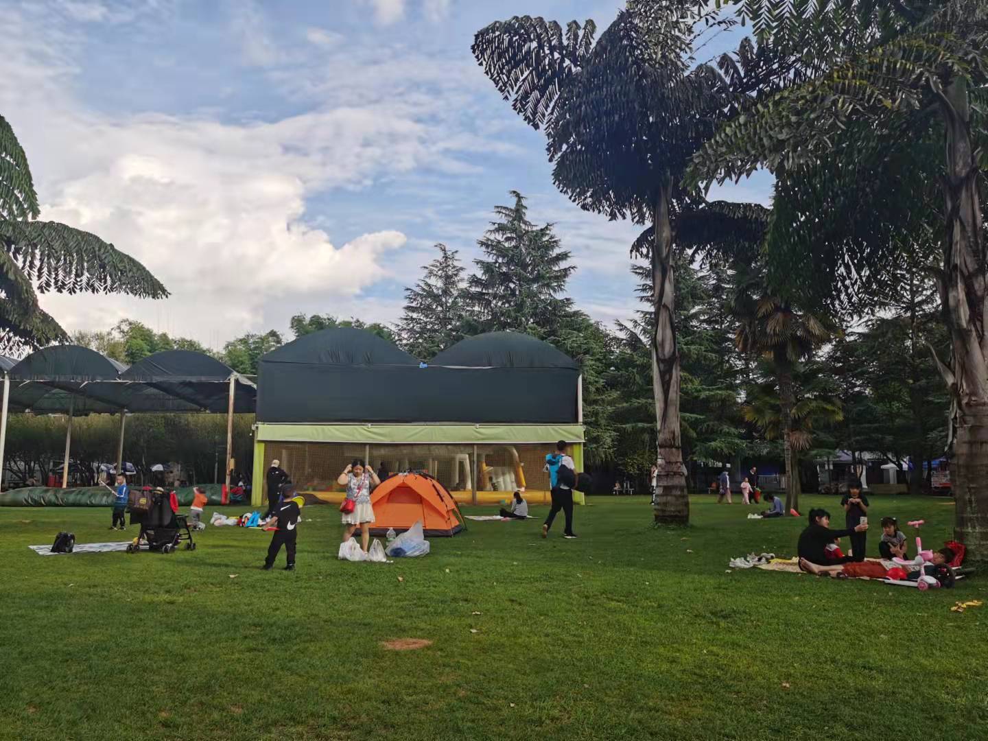 开屏观察｜大型餐厅露天烧烤藏身西华园！市民：休闲公园变了“味”（开屏新闻记者夏体雷摄）