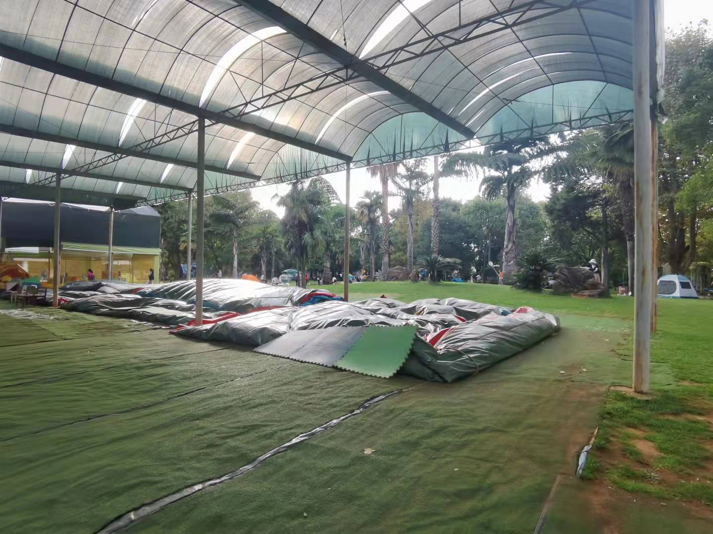 开屏观察｜大型餐厅露天烧烤藏身西华园！市民：休闲公园变了“味”（开屏新闻记者夏体雷摄）