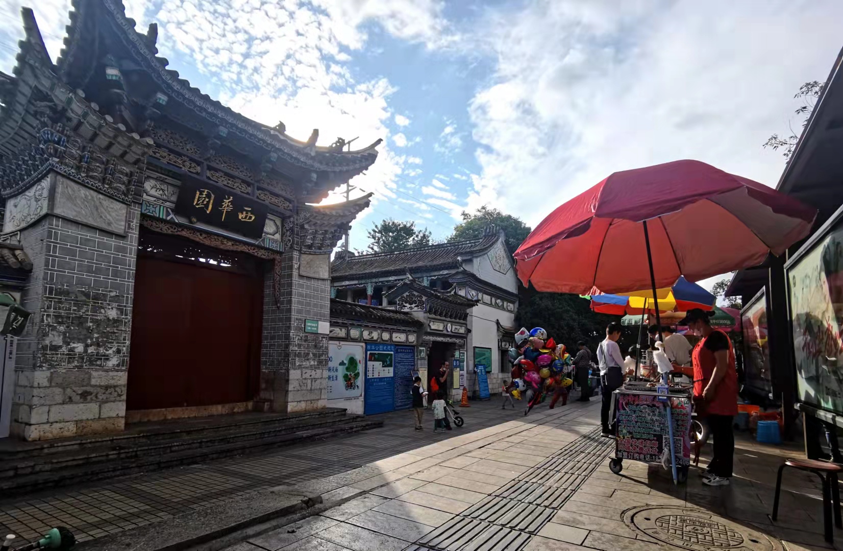 开屏观察｜大型餐厅露天烧烤藏身西华园！市民：休闲公园变了“味”（开屏新闻记者夏体雷摄）