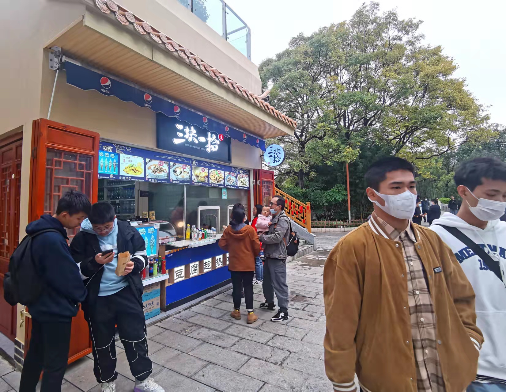 开屏观察｜免费开放19年，翠湖公园成了“美食公园”和“广场舞池”？（记者夏体雷摄影报道）