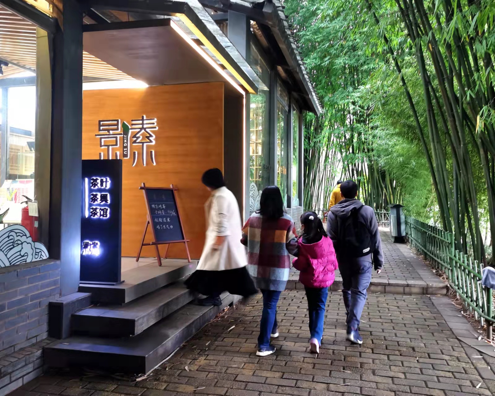 开屏观察｜免费开放19年，翠湖公园成了“美食公园”和“广场舞池”？（记者夏体雷摄影报道）