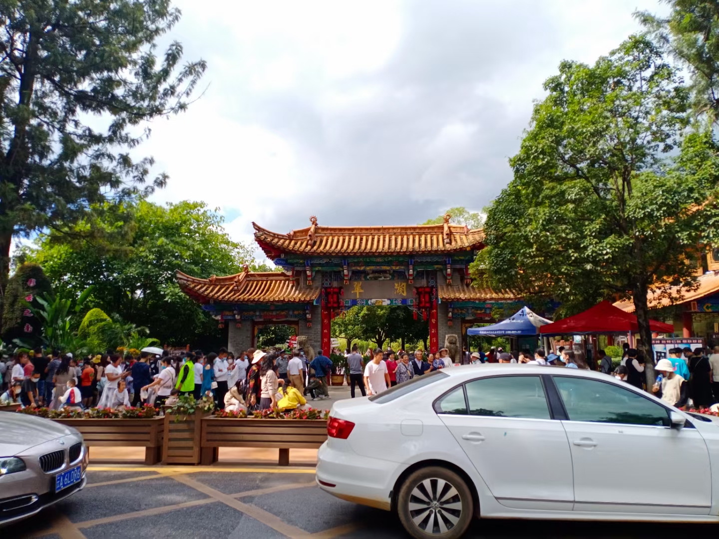 开屏观察｜免费开放19年，翠湖公园成了“美食公园”和“广场舞池”？（记者夏体雷摄影报道）