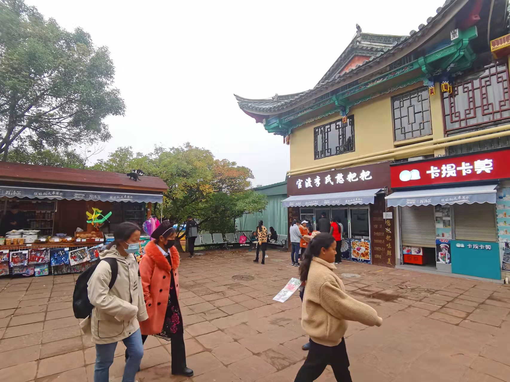 开屏观察｜免费开放19年，翠湖公园成了“美食公园”和“广场舞池”？（记者夏体雷摄影报道）