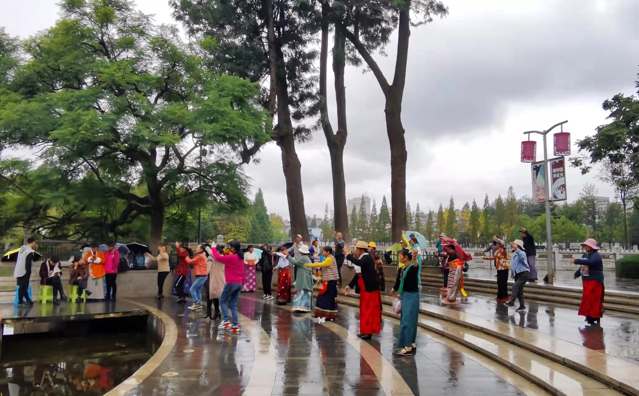 开屏观察｜免费开放19年，翠湖公园成了“美食公园”和“广场舞池”？（记者夏体雷摄影报道）